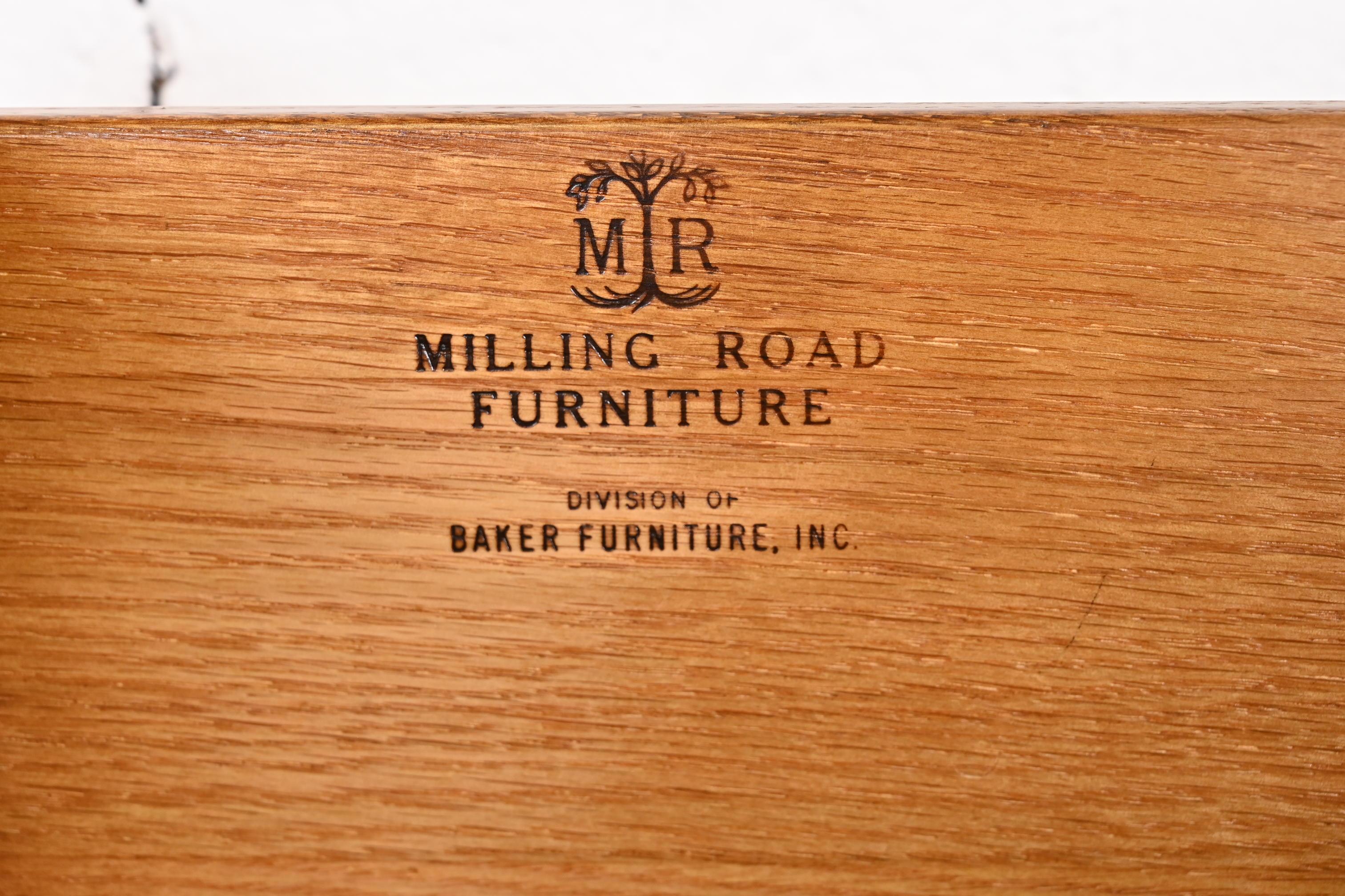 Baker Furniture Cassapanca provinciale Luigi XV in Oak Bombay, appena rifinita in vendita 5