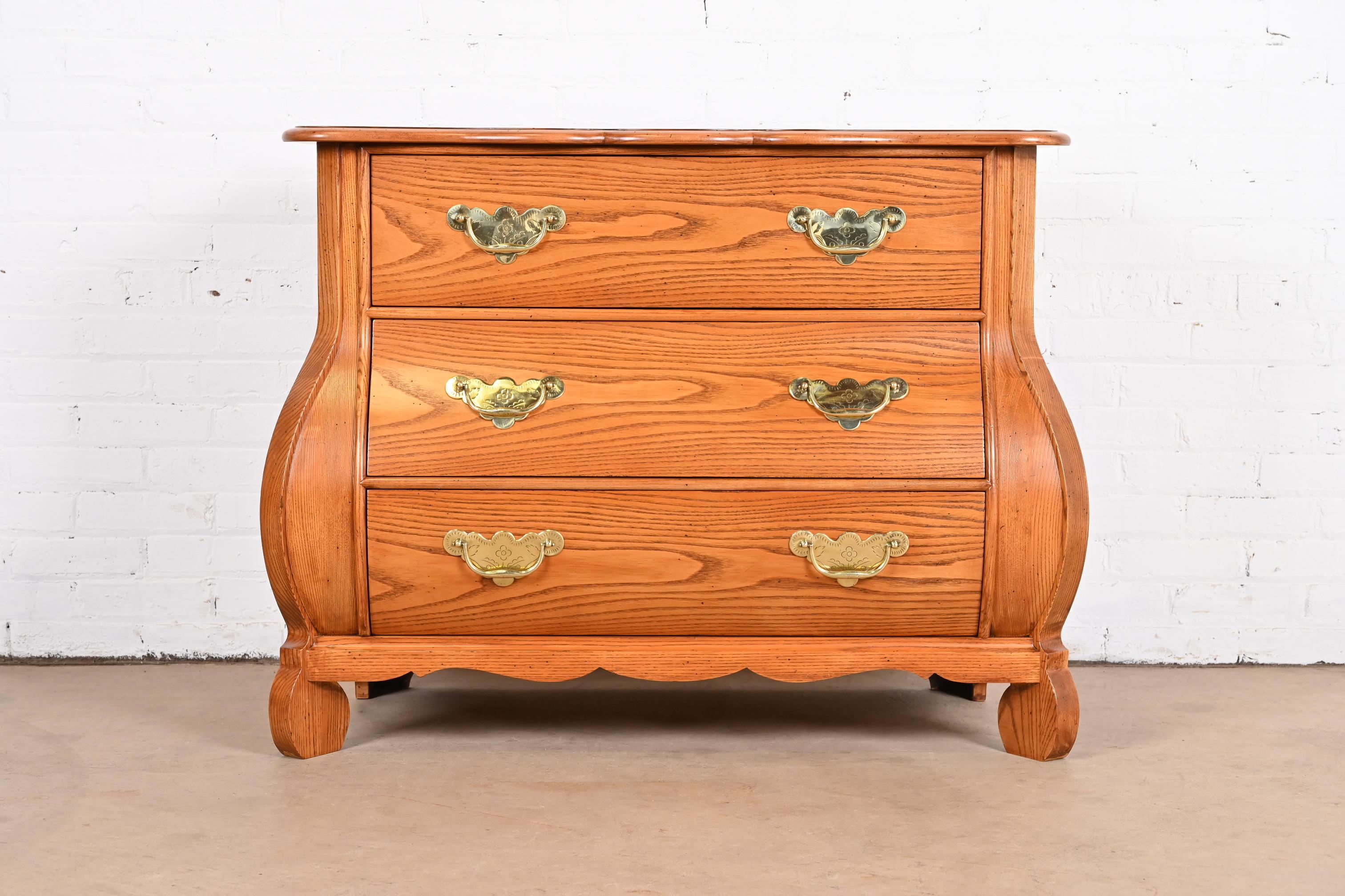 Baker Furniture Französische Provence Louis XV. Bombay-Truhe aus Eiche, neu lackiert (amerikanisch) im Angebot
