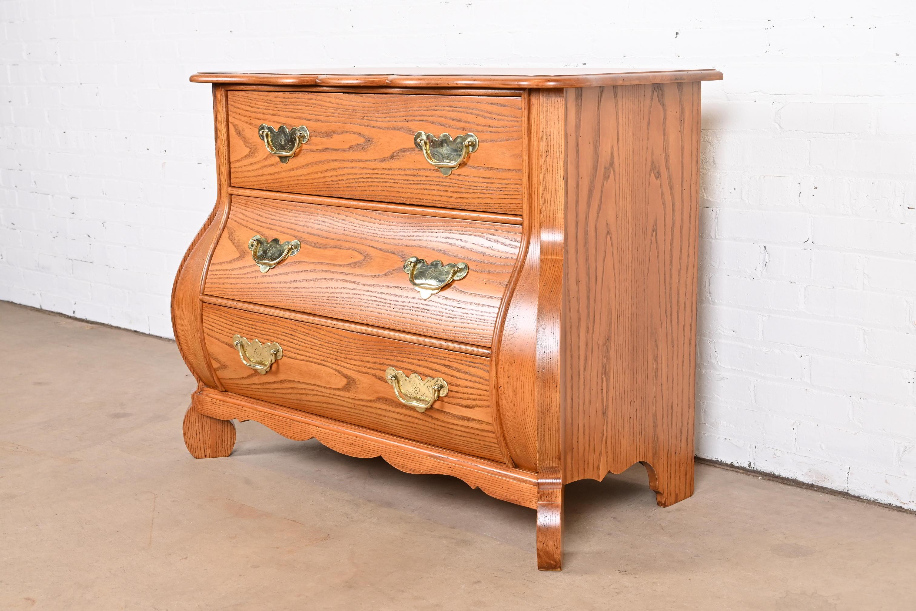 Baker Furniture Französische Provence Louis XV. Bombay-Truhe aus Eiche, neu lackiert im Zustand „Gut“ im Angebot in South Bend, IN