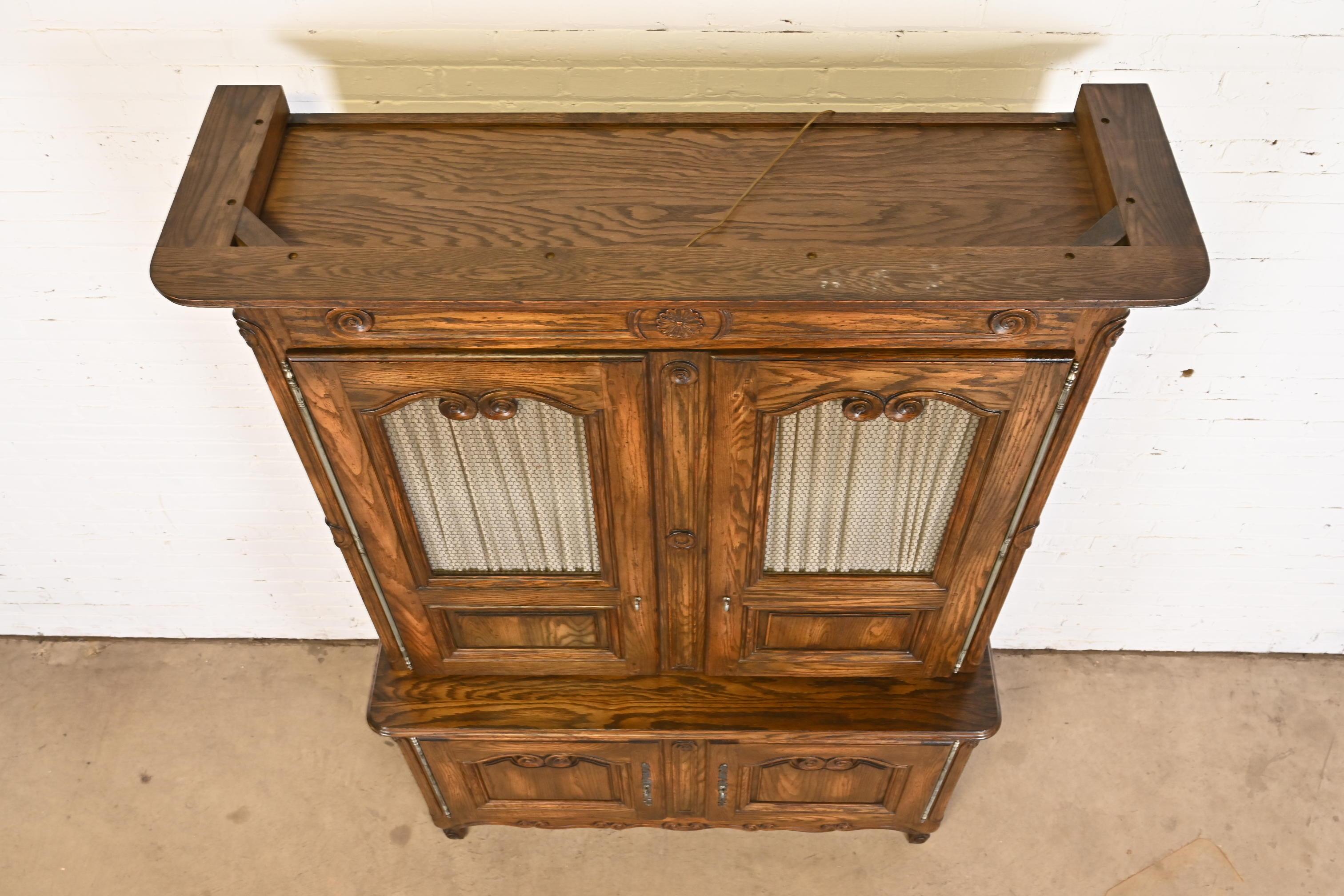 Baker Furniture French Provincial Louis XV Oak Lighted Bar Cabinet, Circa 1960s For Sale 4