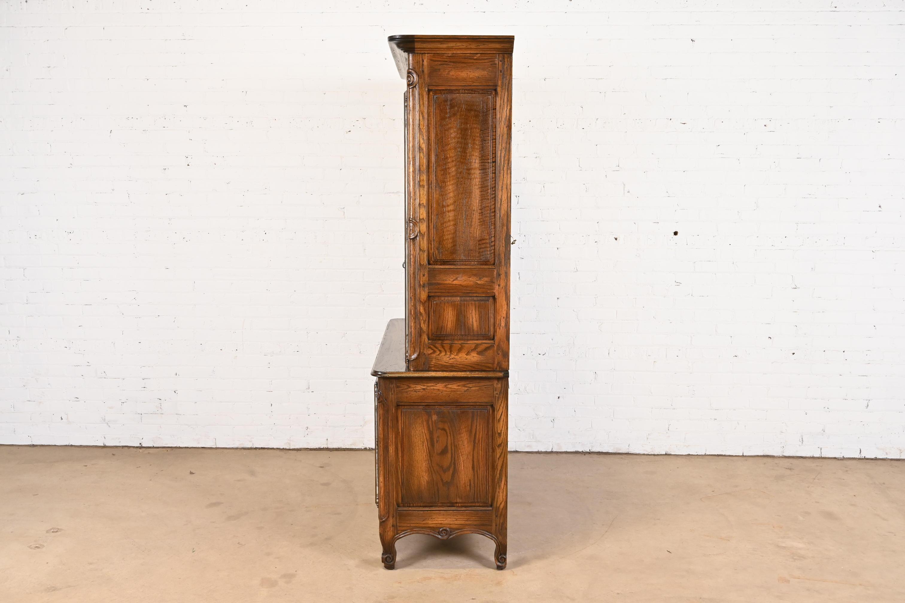 Baker Furniture French Provincial Louis XV Oak Lighted Bar Cabinet, Circa 1960s For Sale 5