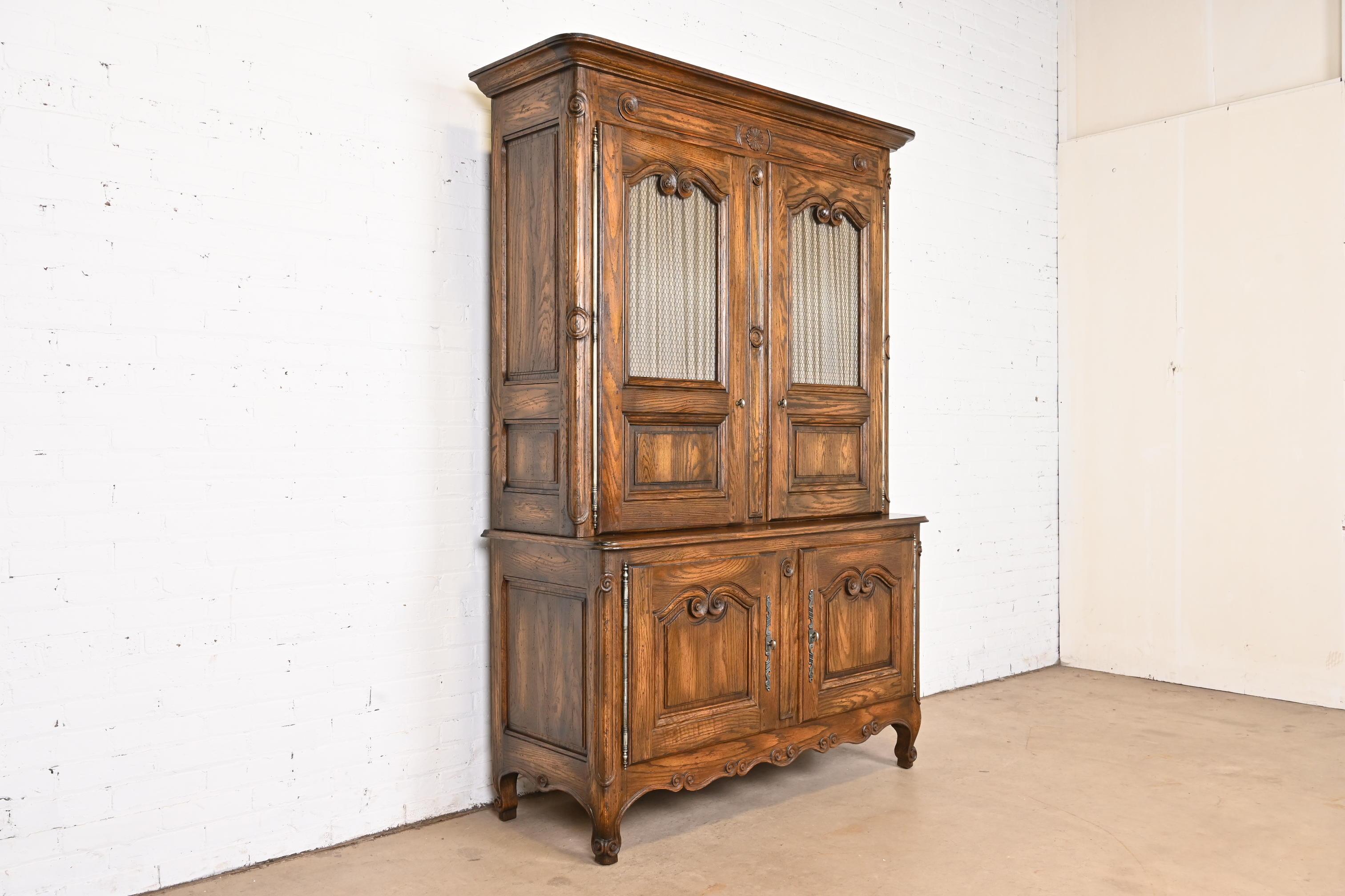 Baker Furniture French Provincial Louis XV Oak Lighted Bar Cabinet, Circa 1960s In Good Condition For Sale In South Bend, IN