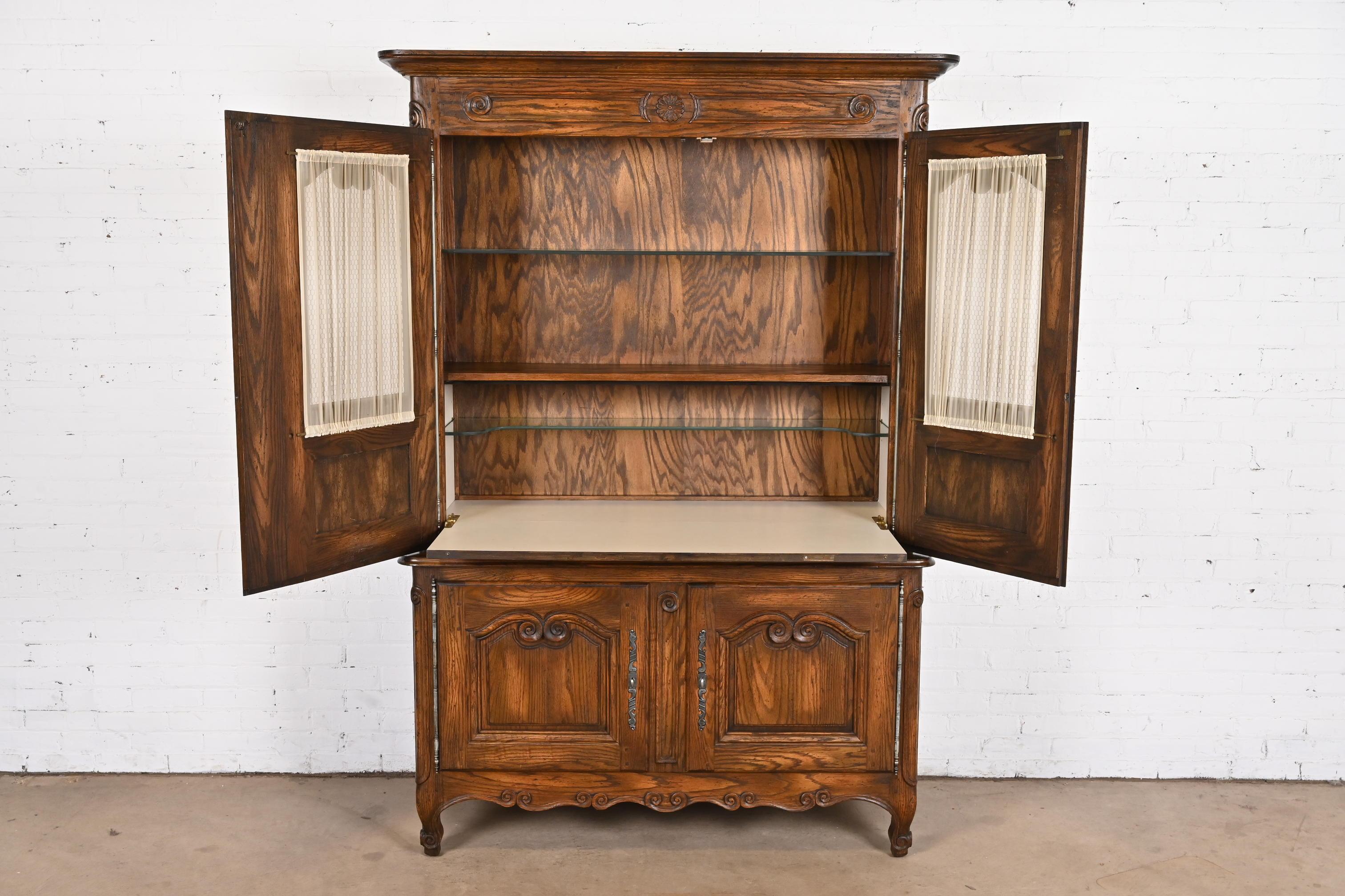 Glass Baker Furniture French Provincial Louis XV Oak Lighted Bar Cabinet, Circa 1960s For Sale