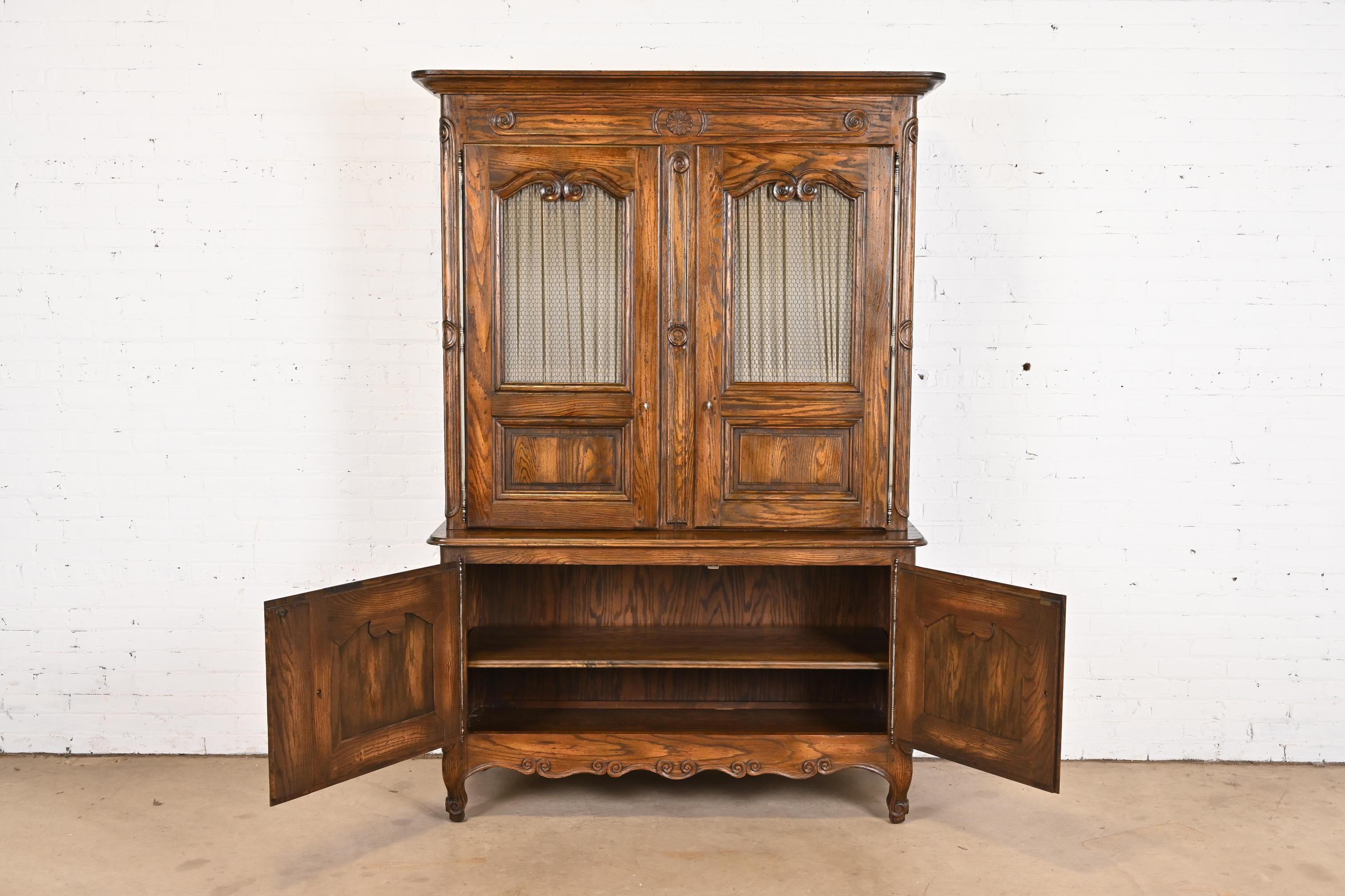 Baker Furniture French Provincial Louis XV Oak Lighted Bar Cabinet, Circa 1960s For Sale 3