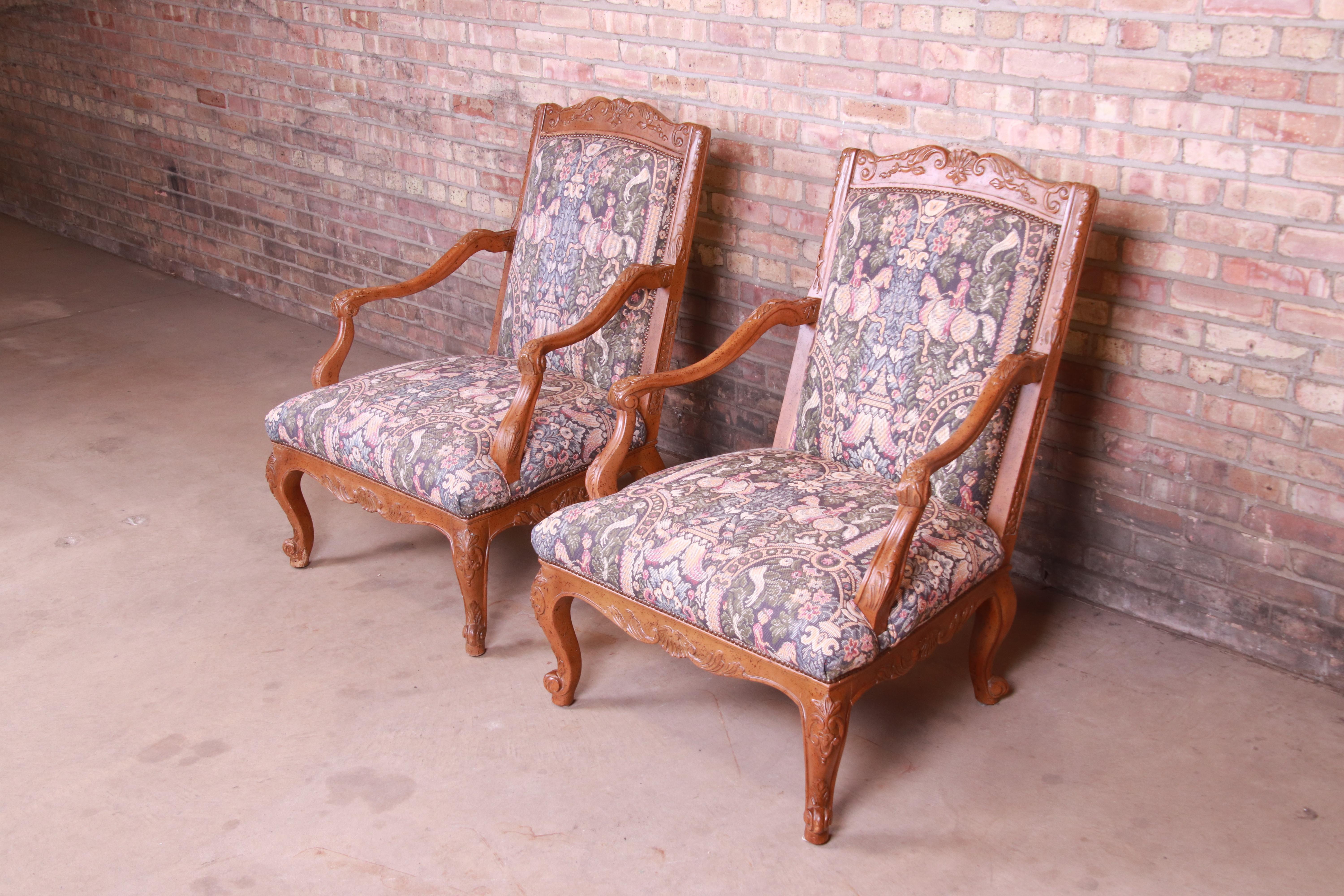 Paire de fauteuils sculptés et ornés de style Louis XV, Baker Furniture, France en vente 4