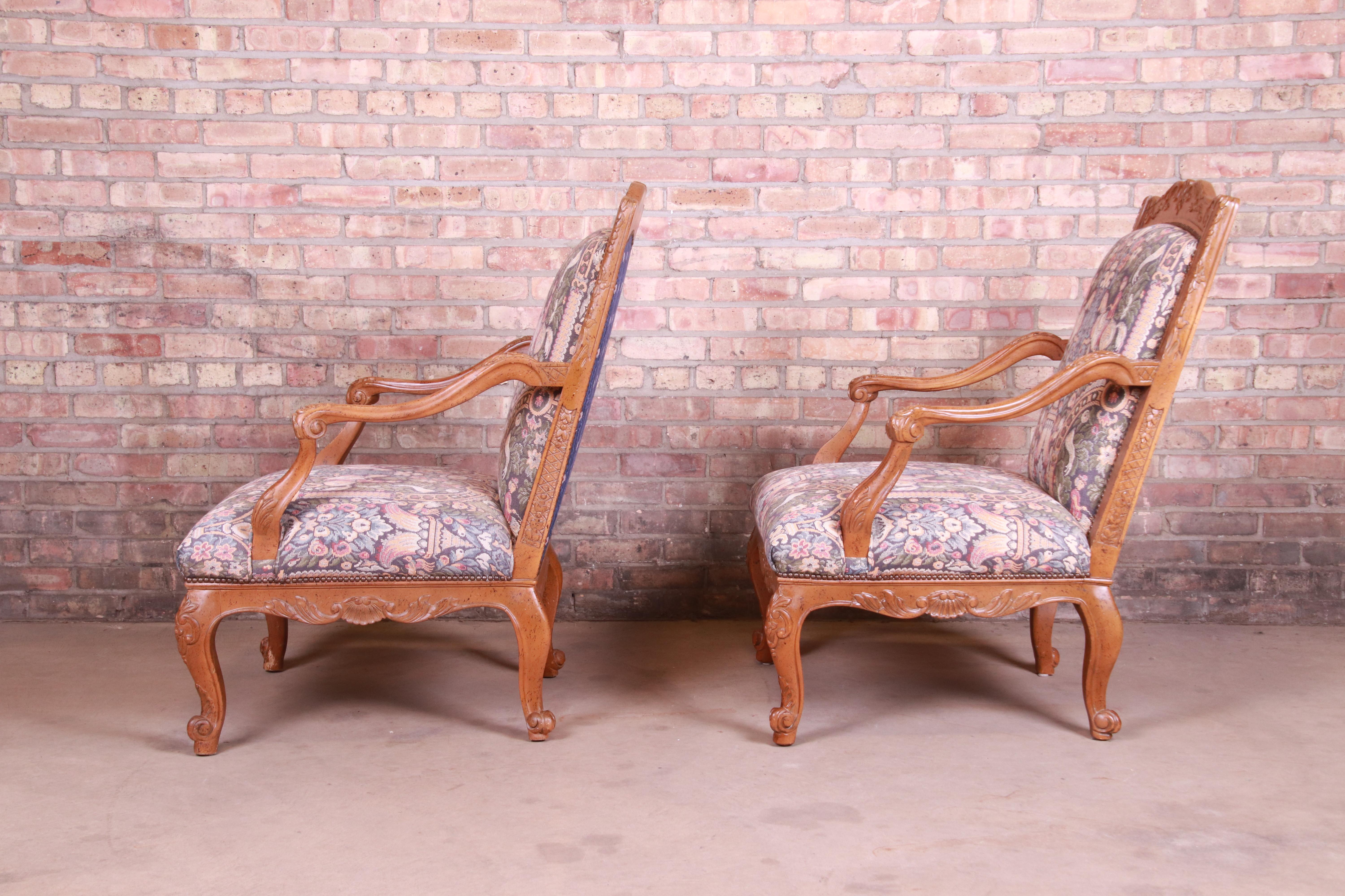 Paire de fauteuils sculptés et ornés de style Louis XV, Baker Furniture, France en vente 8