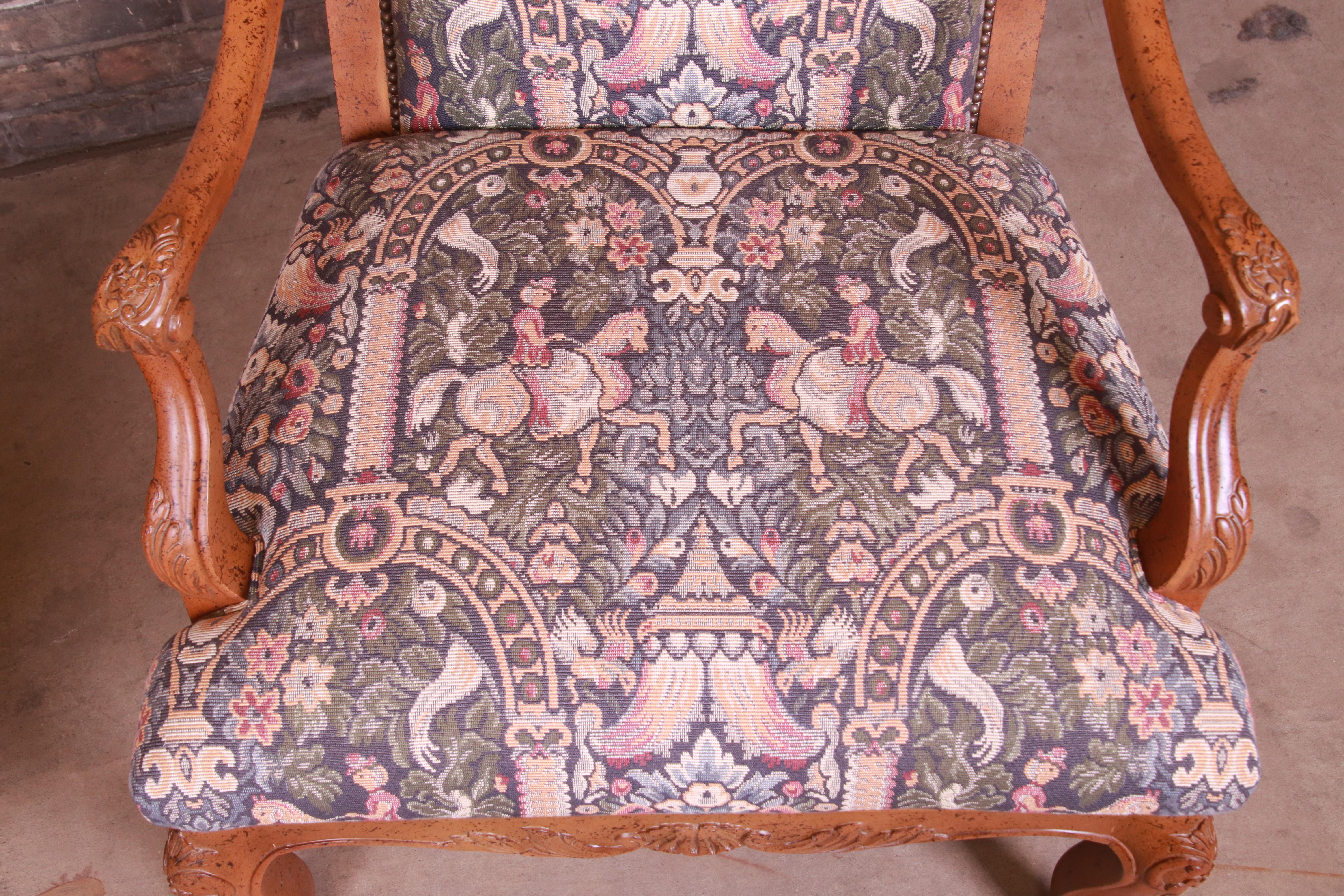 Baker Furniture Französische Provence Louis XV Verschnörkelte geschnitzte Fauteuils, Paar im Angebot 2