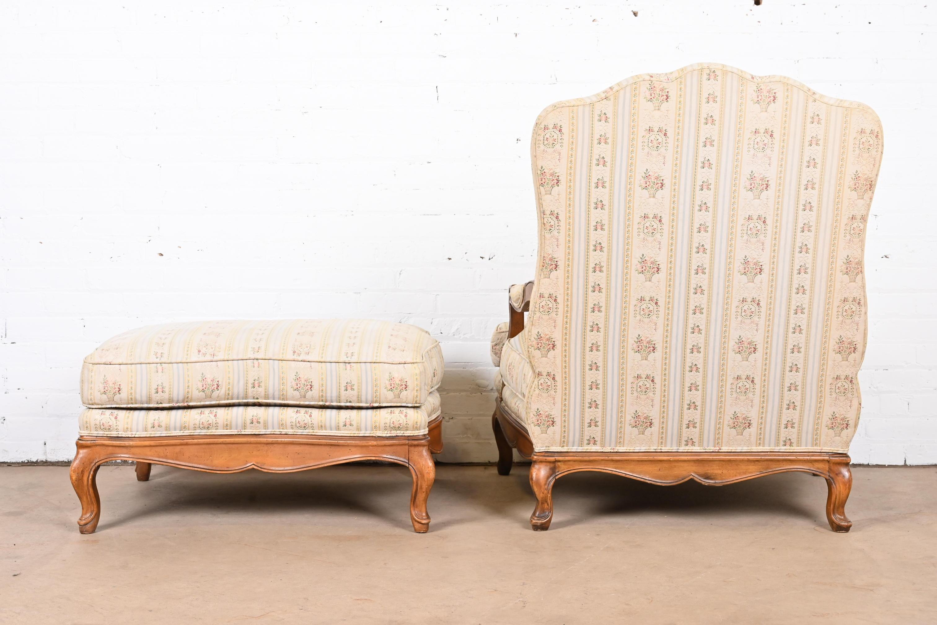 Fauteuil et pouf surdimensionnés Louis XV de style provincial français Baker Furniture en vente 2