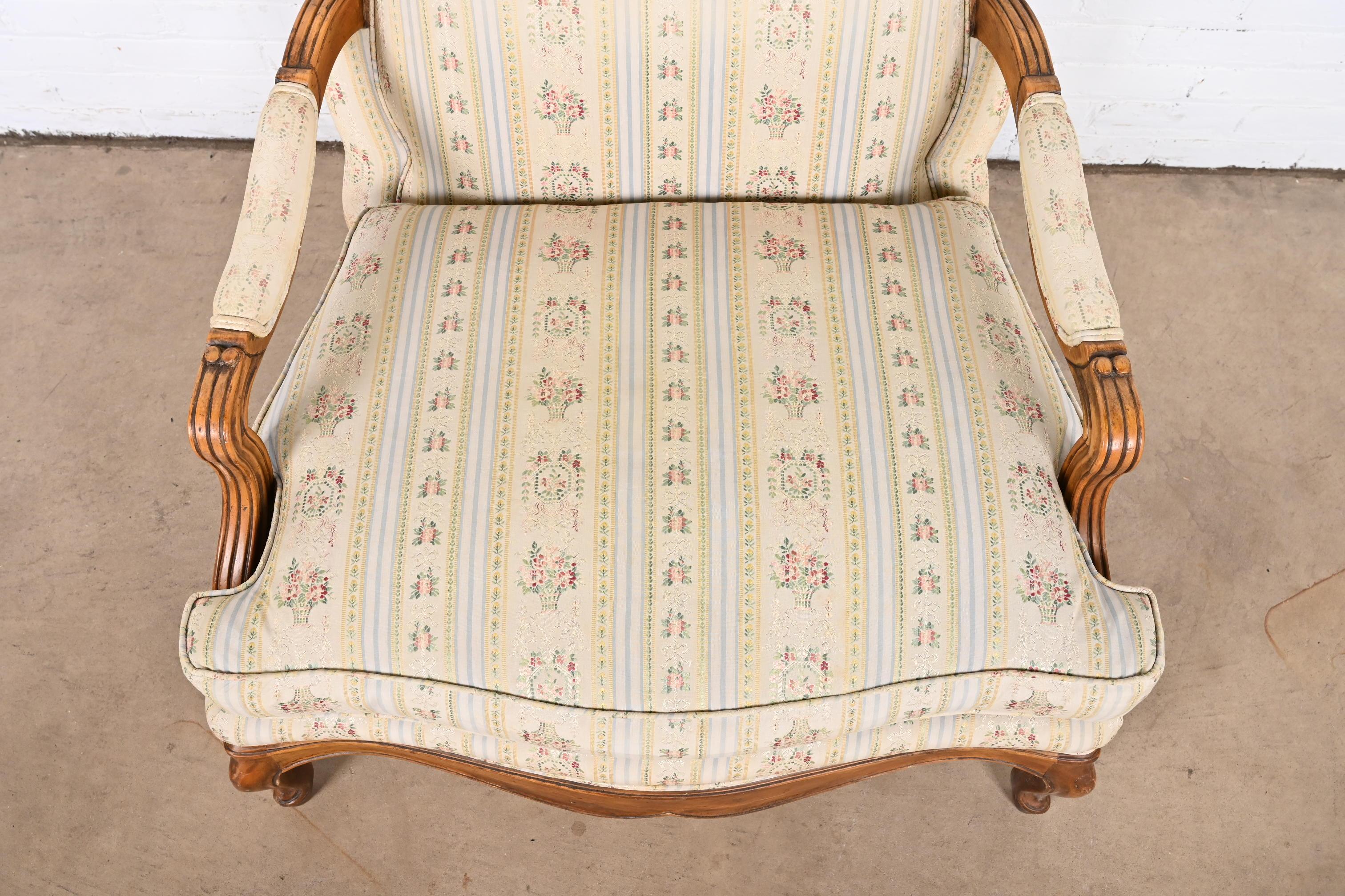 Fauteuil et pouf surdimensionnés Louis XV de style provincial français Baker Furniture en vente 6