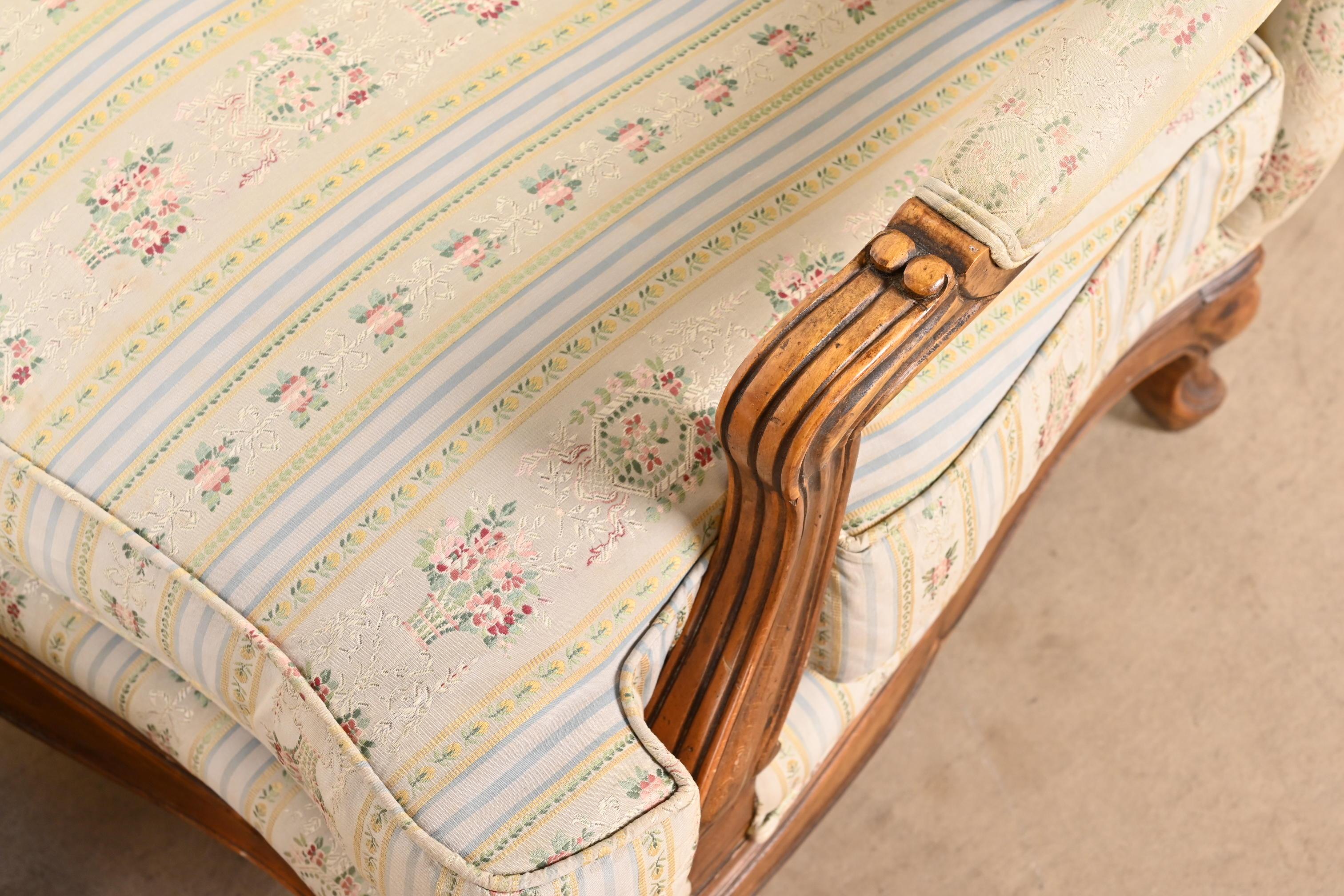 Fauteuil et pouf surdimensionnés Louis XV de style provincial français Baker Furniture en vente 7