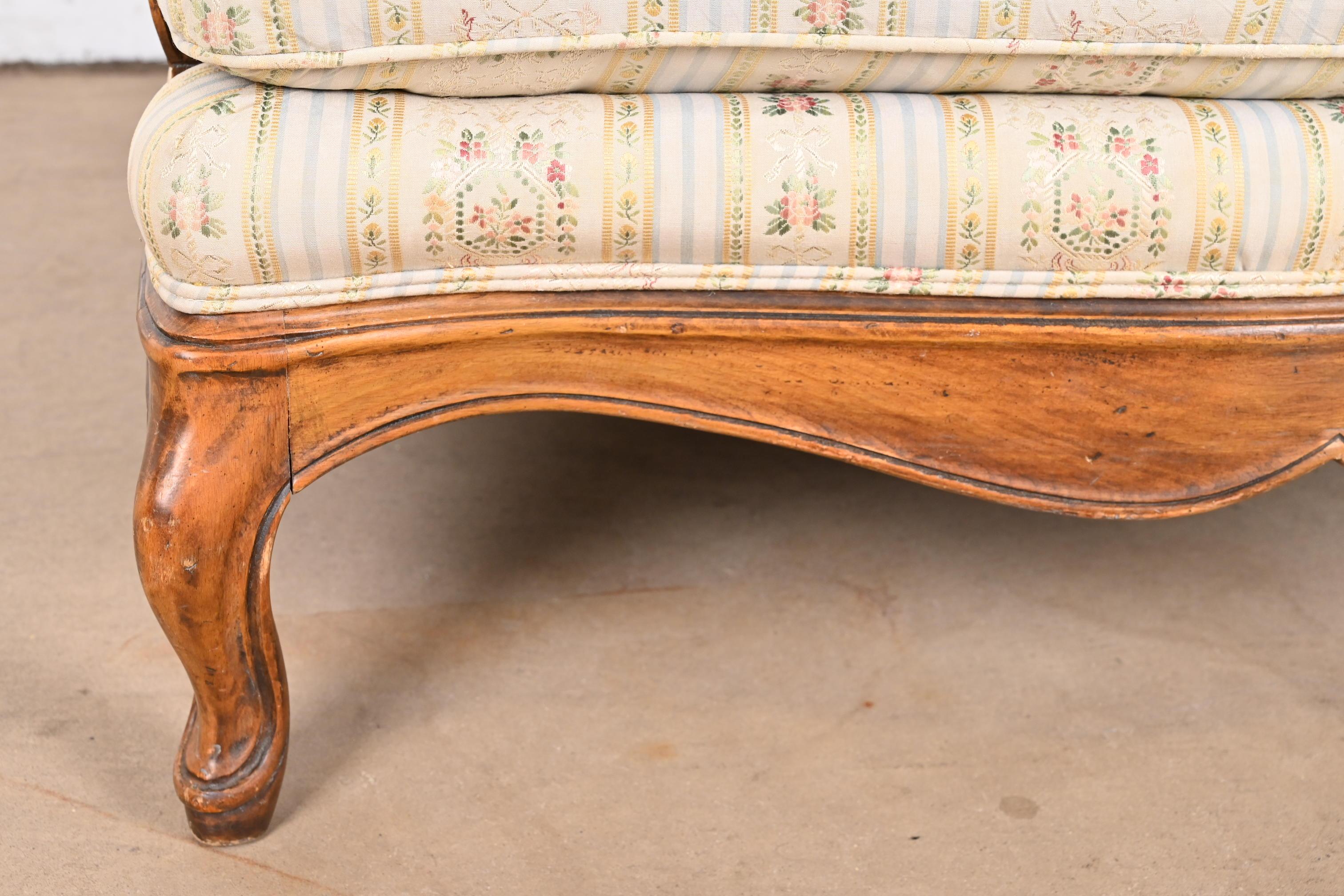 Fauteuil et pouf surdimensionnés Louis XV de style provincial français Baker Furniture en vente 8