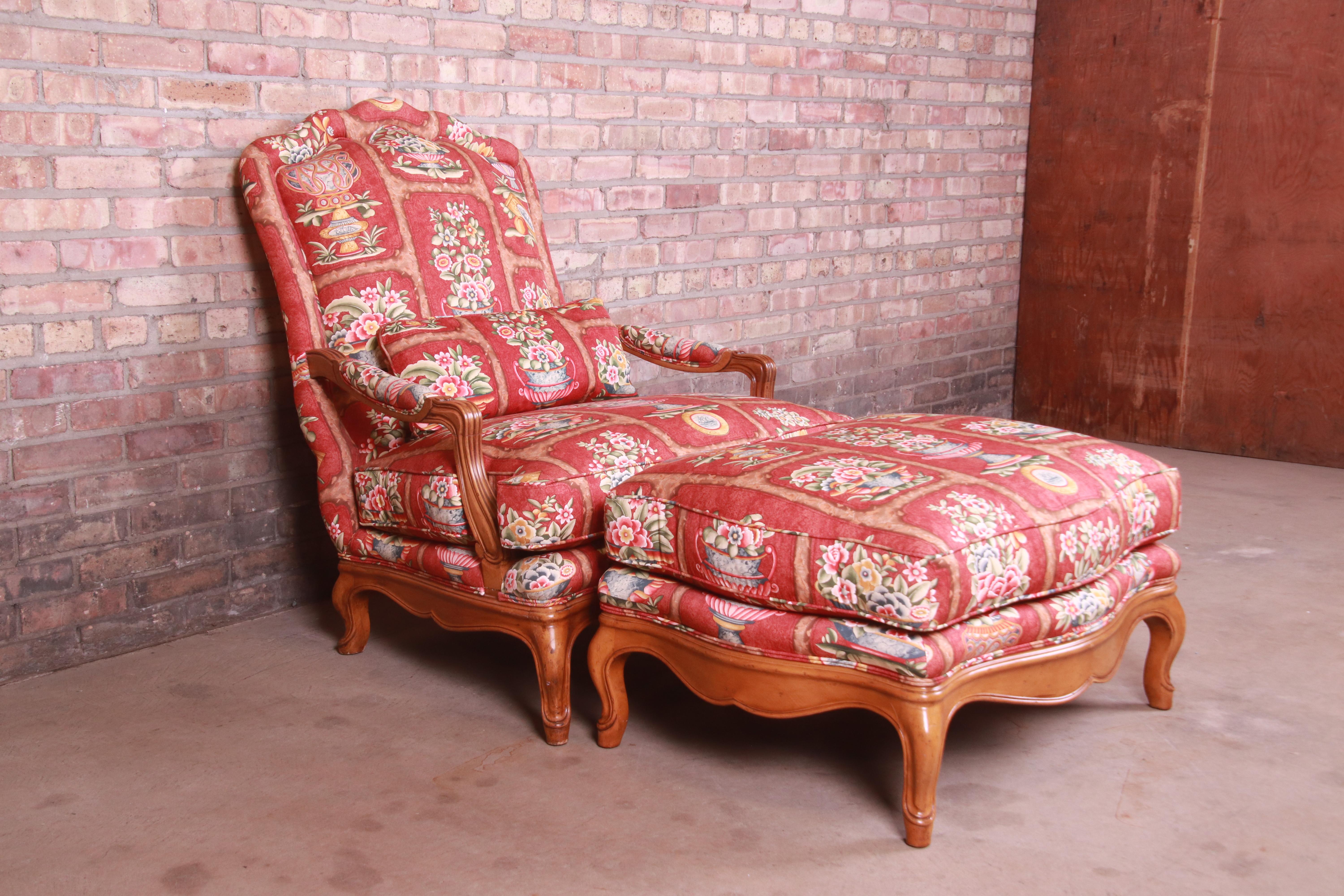 A gorgeous French Provincial Louis XV style upholstered club chair or lounge chair with ottoman

By Baker Furniture

USA, Late 20th century

Walnut frame, with floral patterned upholstery.

Measures:
Chair - 35