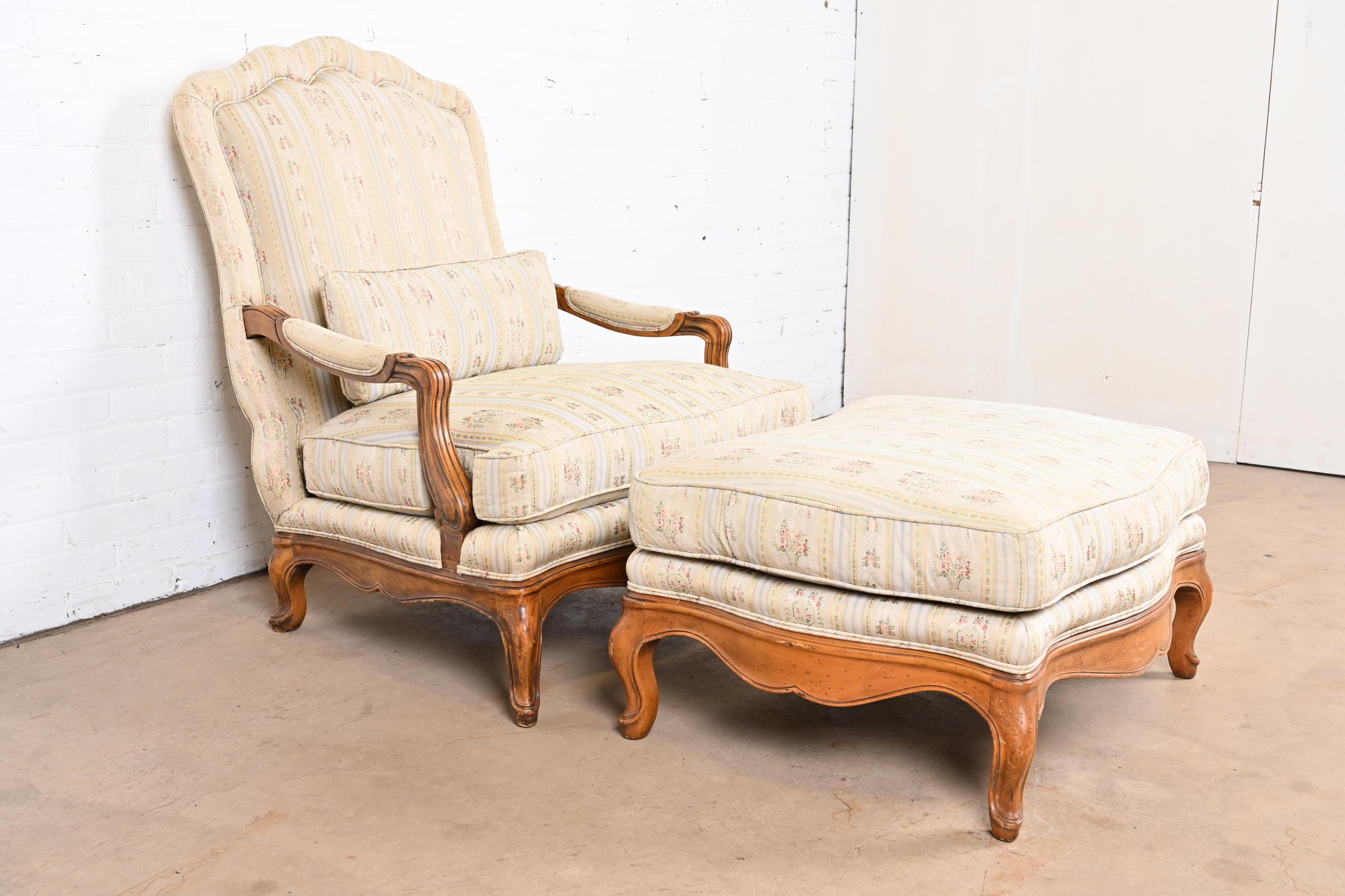 A gorgeous French Provincial Louis XV style upholstered lounge chair with ottoman

By Baker Furniture

USA, Circa 1960s

Carved walnut frame, with floral patterned upholstery.

Measures:
Chair - 35.5