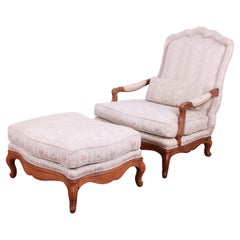Baker Furniture Französische Provence Louis XV. Übergroße Fauteuil und Ottomane