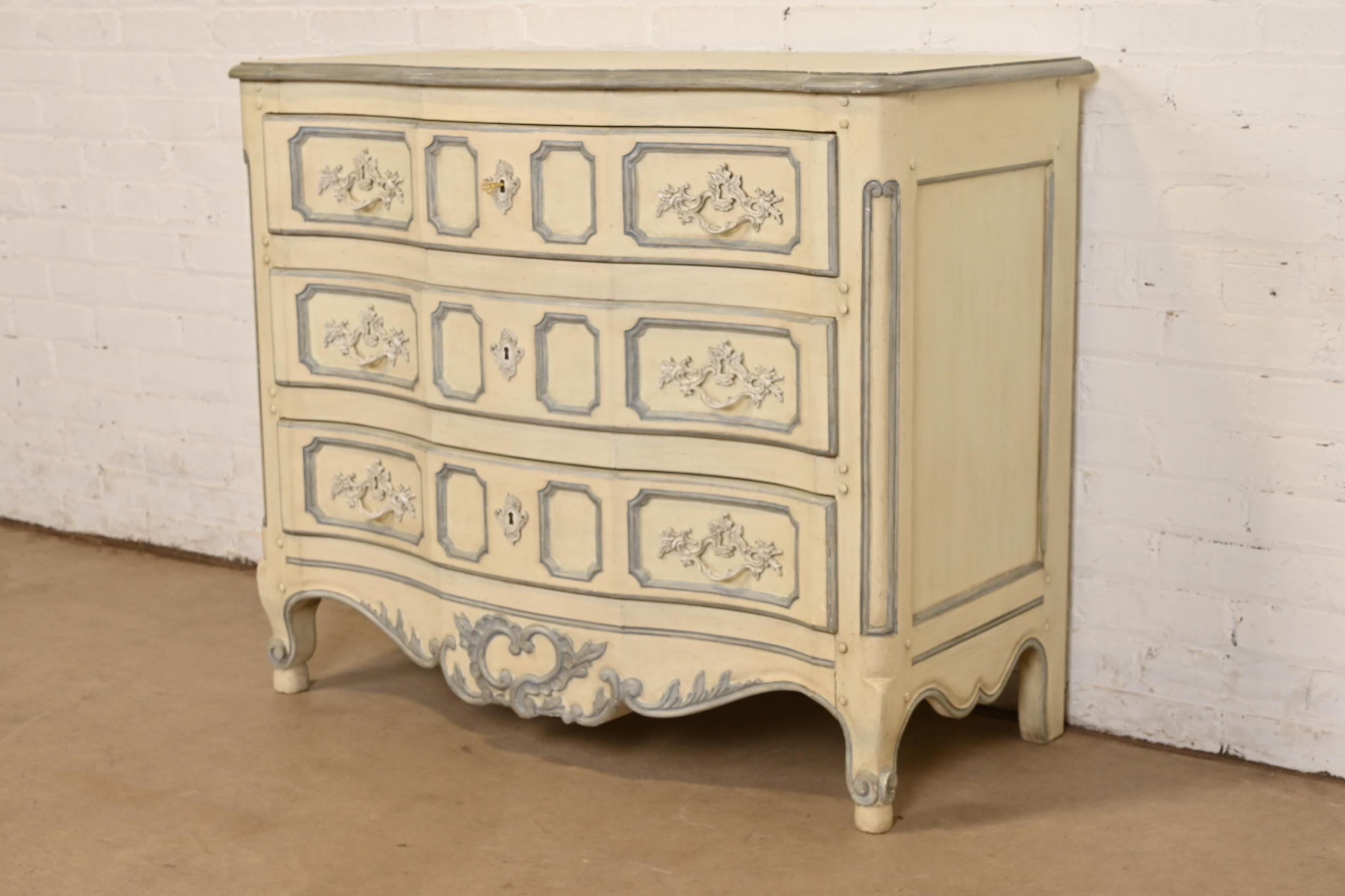 Américain Meubles Baker - Commode provinciale française Louis XV peinte, vers les années 1960 en vente
