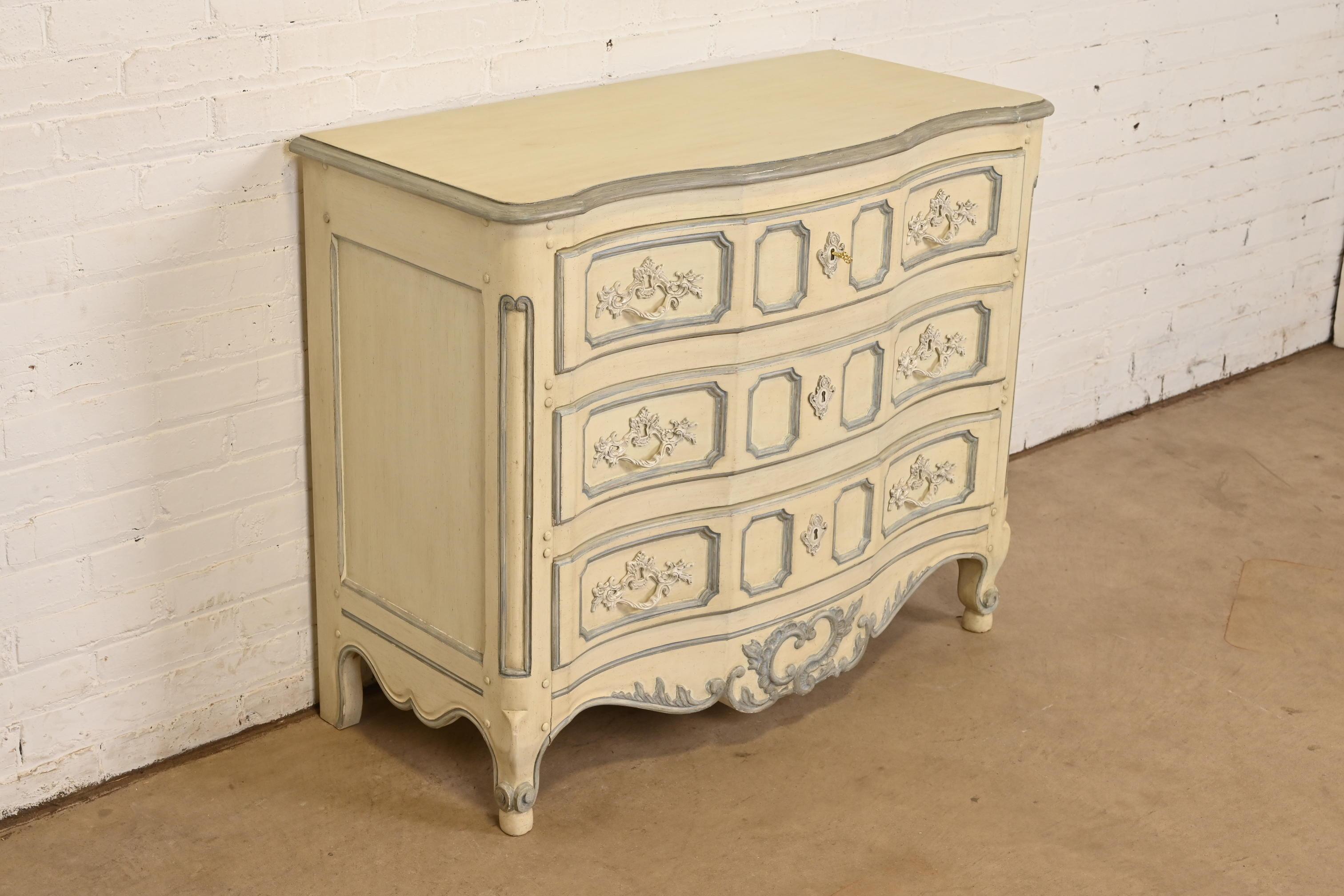 Meubles Baker - Commode provinciale française Louis XV peinte, vers les années 1960 Bon état - En vente à South Bend, IN
