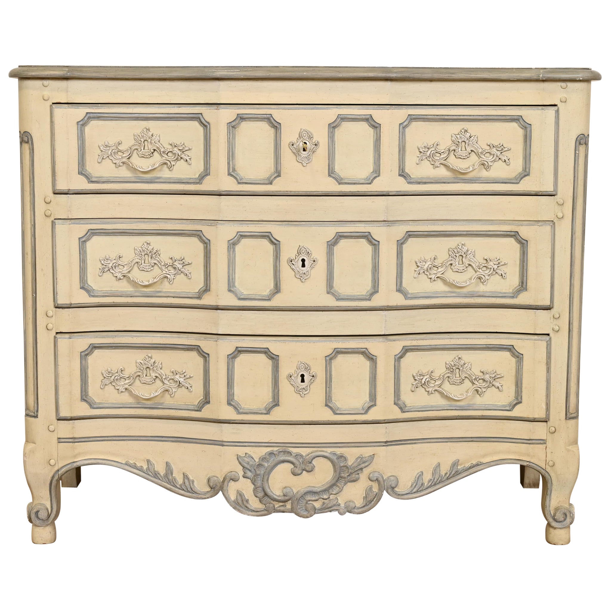 Meubles Baker - Commode provinciale française Louis XV peinte, vers les années 1960 en vente