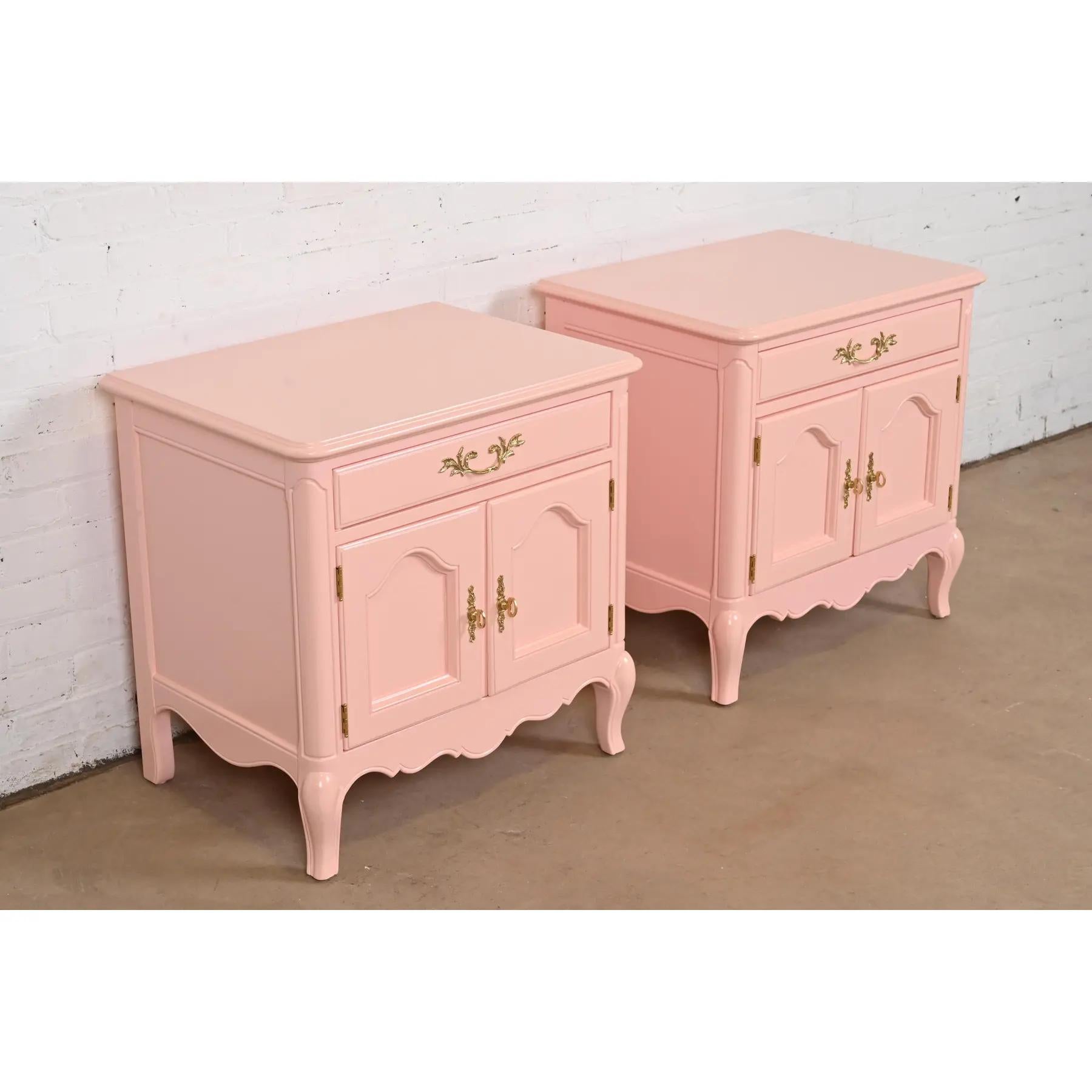 Baker Furniture French Provincial Louis XV Pink Lacquered Nightstands In Good Condition For Sale In South Bend, IN