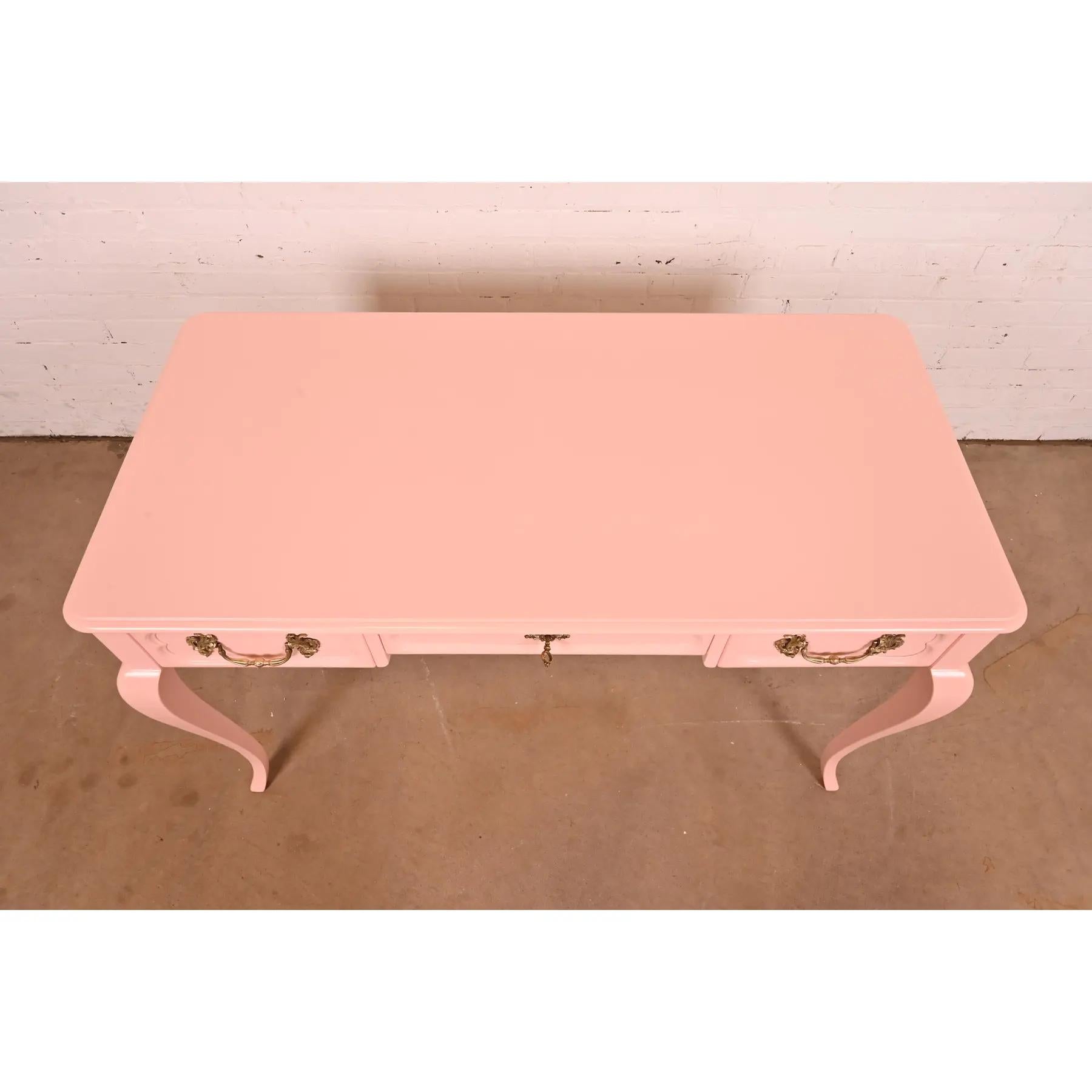 Baker Furniture Scrivania provinciale Luigi XV laccata rosa in vendita 4