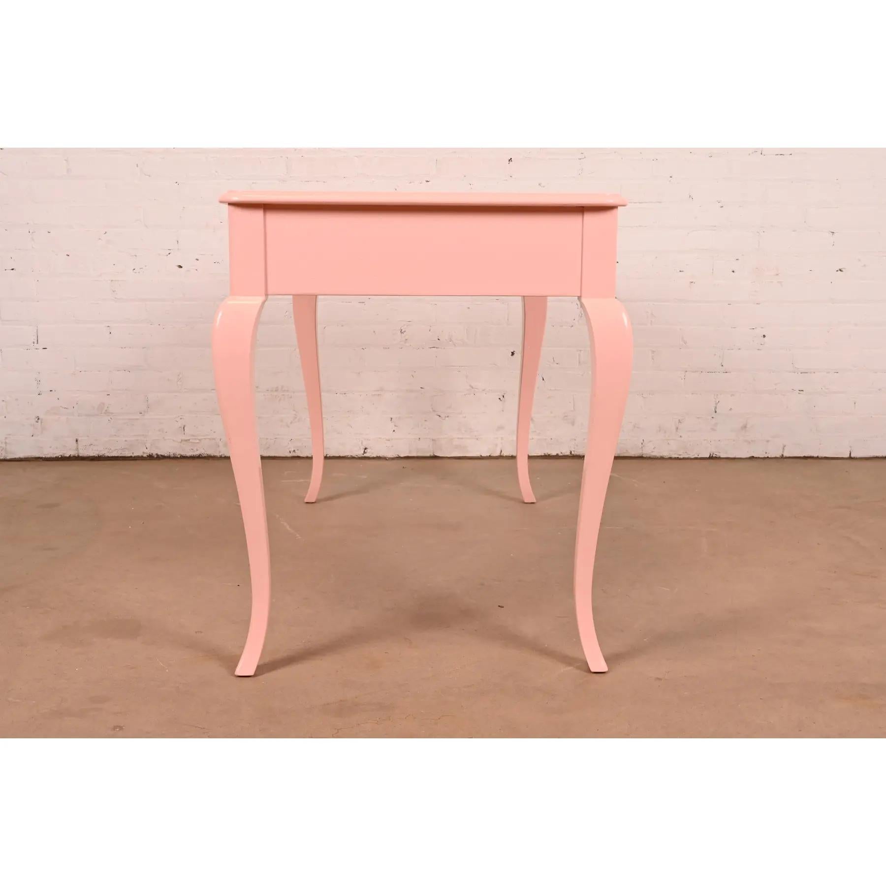 Baker Furniture Scrivania provinciale Luigi XV laccata rosa in vendita 5