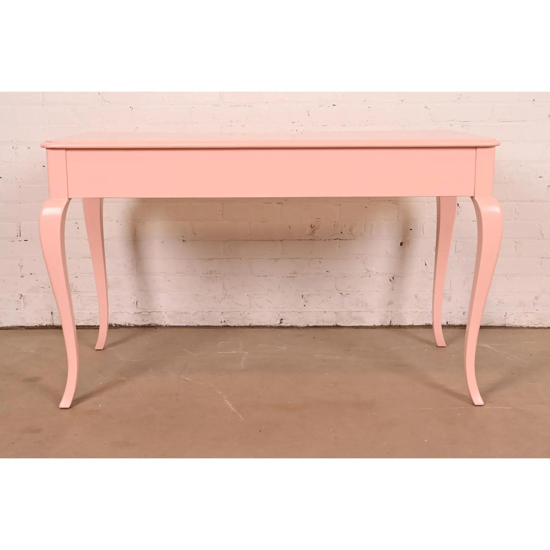 Baker Furniture Scrivania provinciale Luigi XV laccata rosa in vendita 6