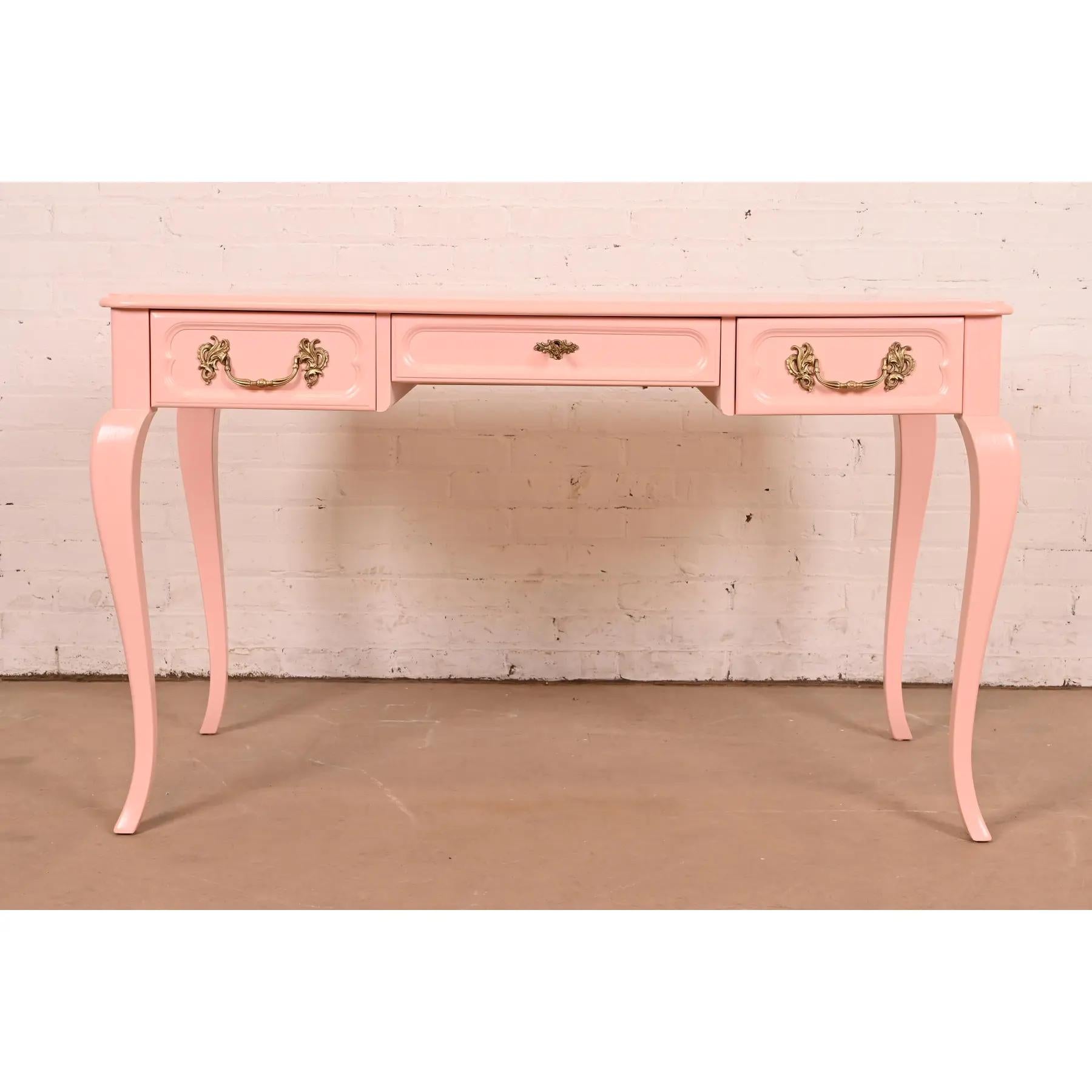 Uno splendido scrittoio in stile provinciale francese Luigi XV

Di Baker Furniture, collezione 