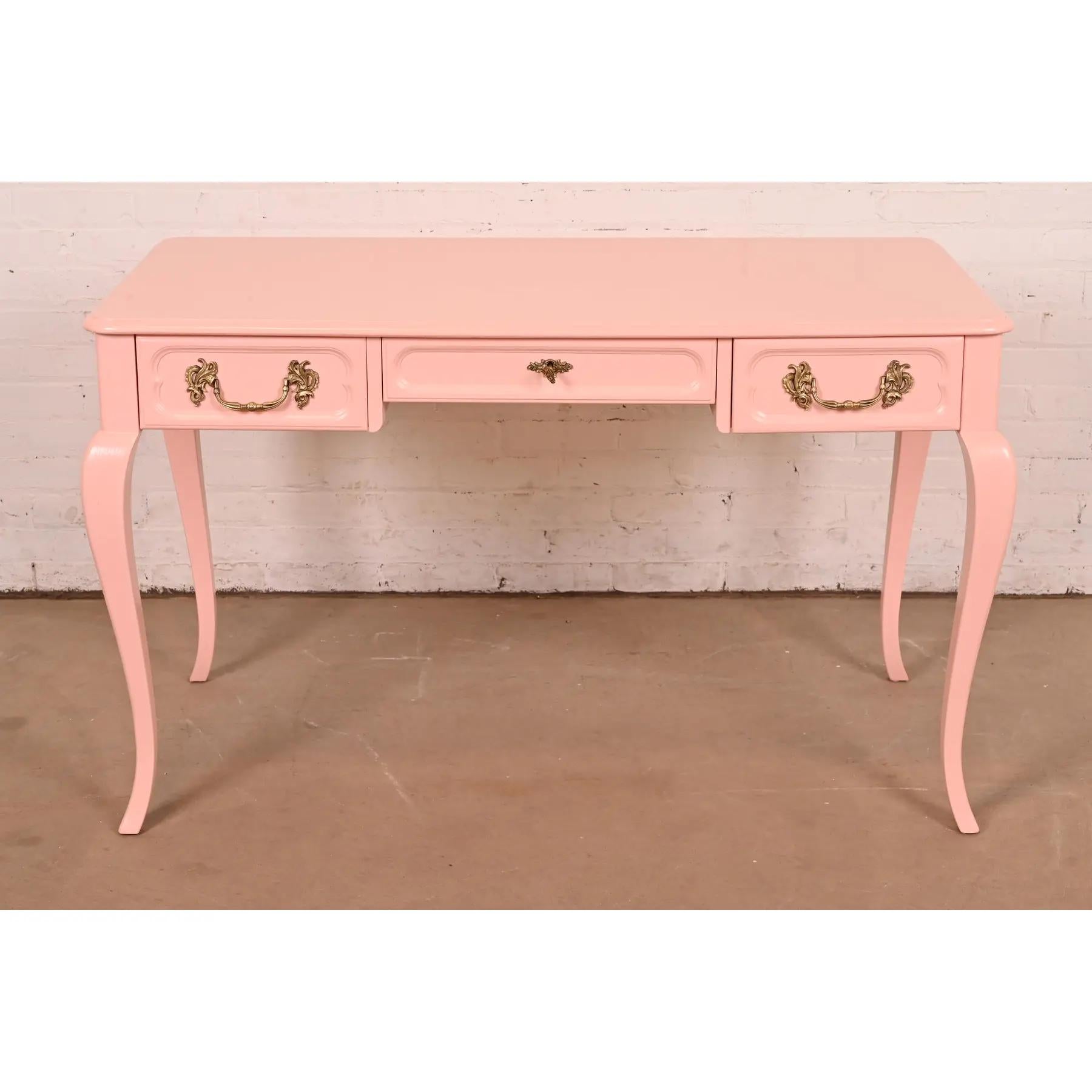 Americano Baker Furniture Scrivania provinciale Luigi XV laccata rosa in vendita