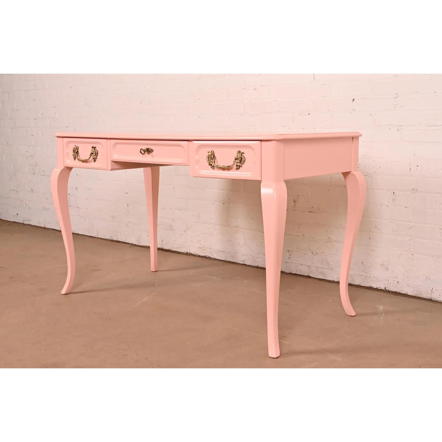 Baker Furniture Scrivania provinciale Luigi XV laccata rosa In condizioni buone in vendita a South Bend, IN