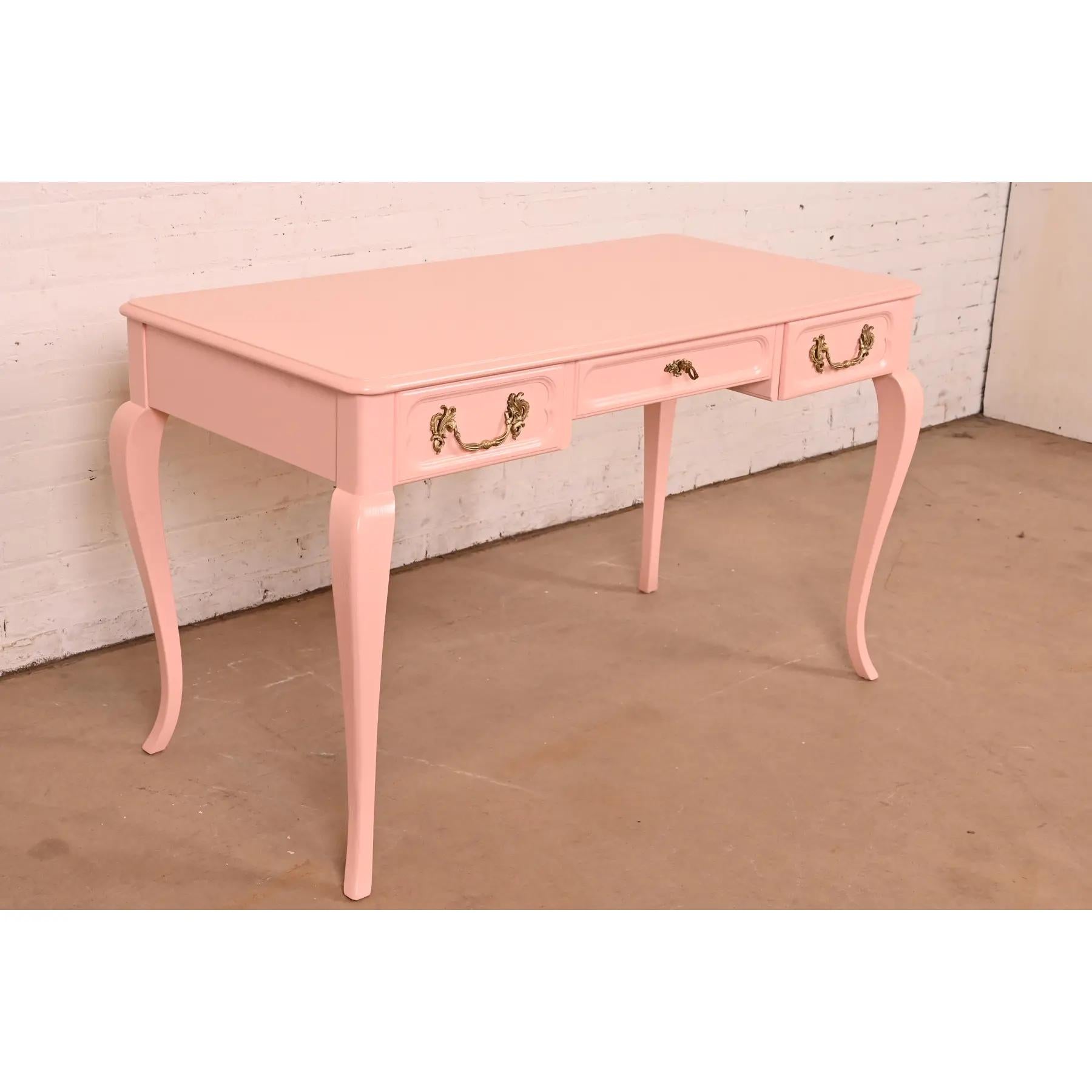 Metà XX secolo Baker Furniture Scrivania provinciale Luigi XV laccata rosa in vendita