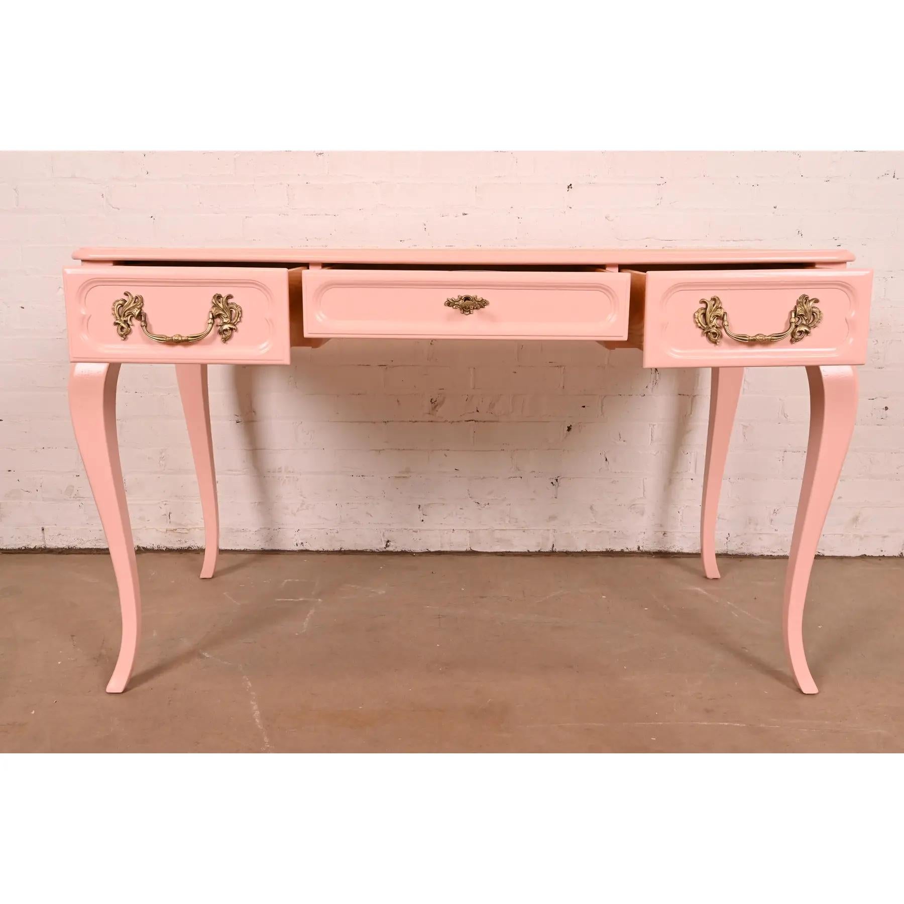 Ottone Baker Furniture Scrivania provinciale Luigi XV laccata rosa in vendita