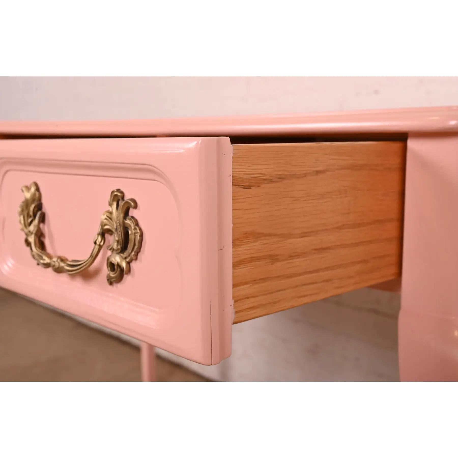 Baker Furniture Scrivania provinciale Luigi XV laccata rosa in vendita 1