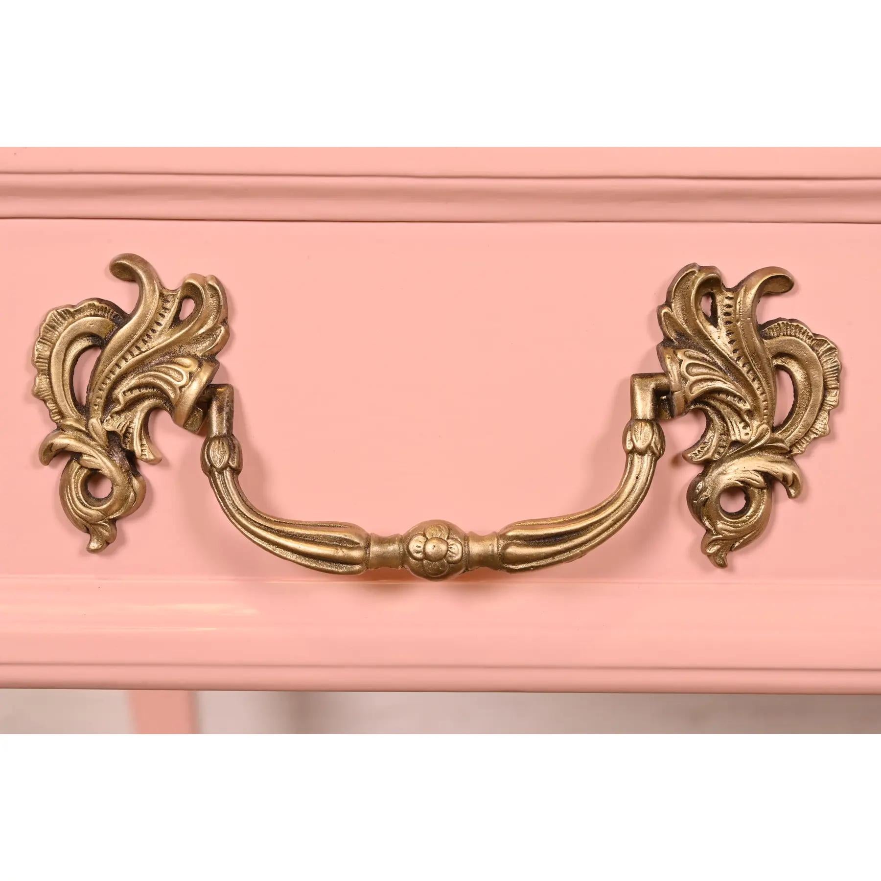 Baker Furniture Scrivania provinciale Luigi XV laccata rosa in vendita 2