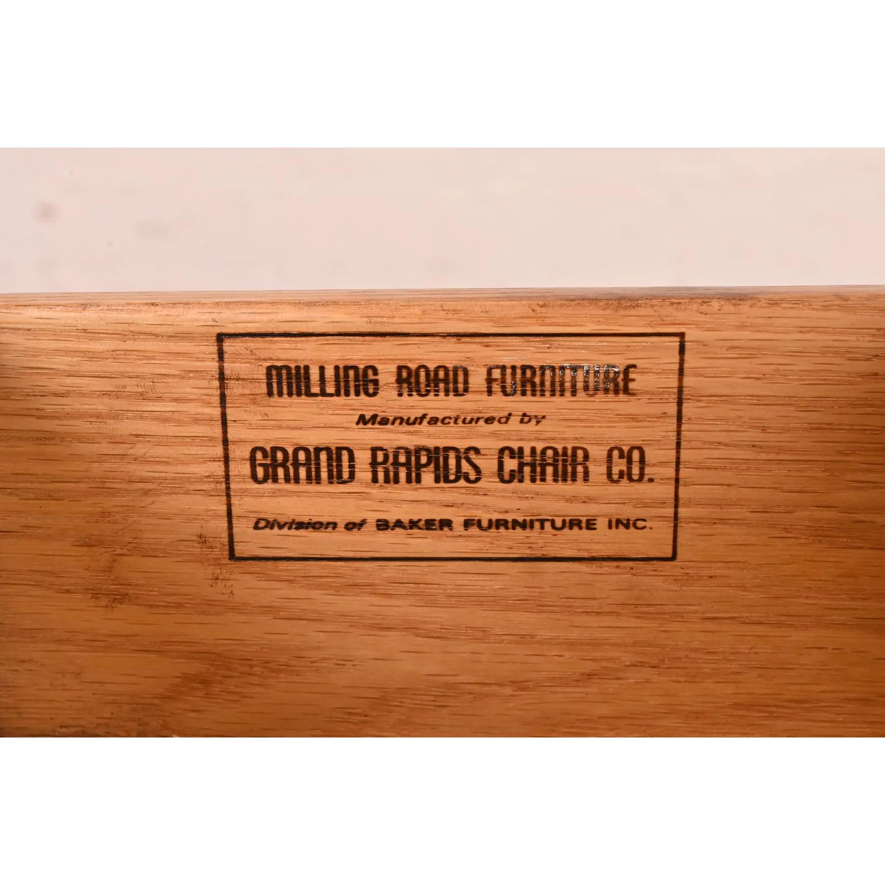Baker Furniture Scrivania provinciale Luigi XV laccata rosa in vendita 3