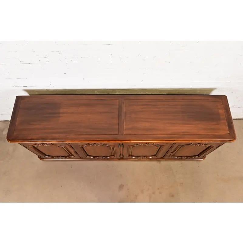 Credenza o mobile da bar Luigi XV di Baker Furniture, circa anni '60 in vendita 5