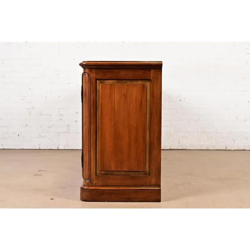 Credenza o mobile da bar Luigi XV di Baker Furniture, circa anni '60 in vendita 6