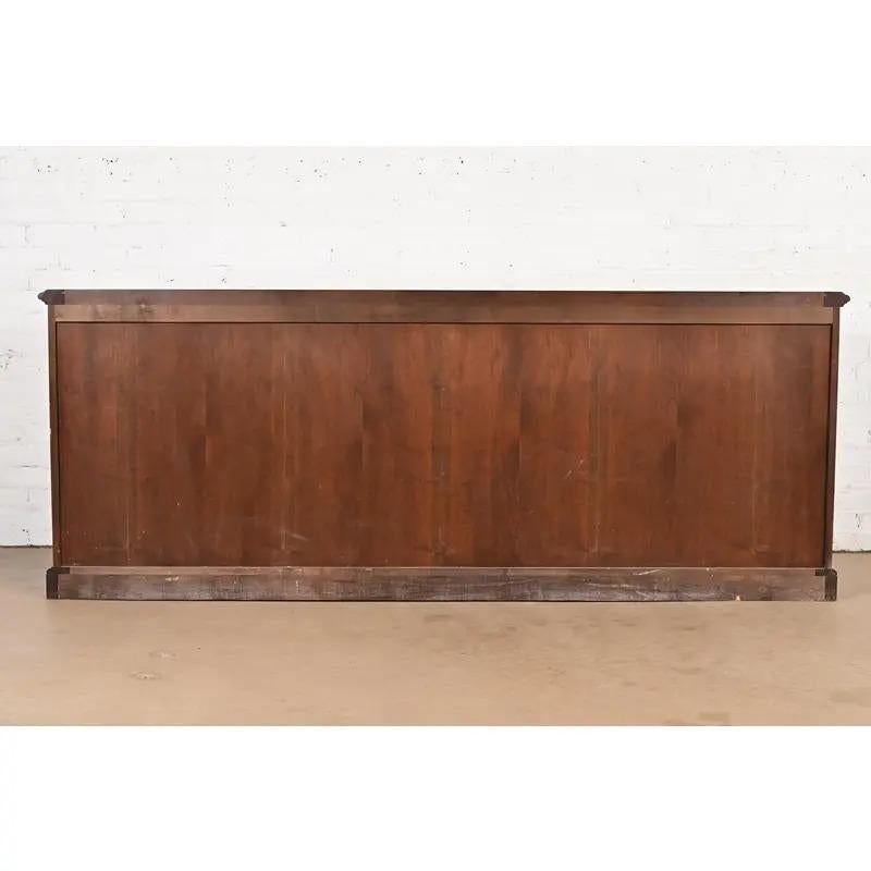 Credenza o mobile da bar Luigi XV di Baker Furniture, circa anni '60 in vendita 7