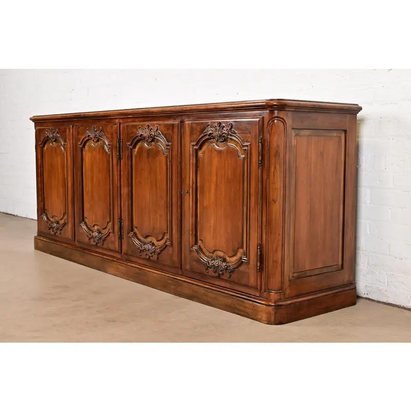 Credenza o mobile da bar Luigi XV di Baker Furniture, circa anni '60 In condizioni buone in vendita a South Bend, IN