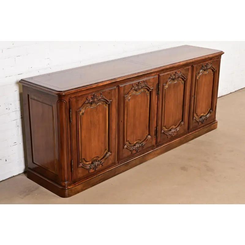 Metà XX secolo Credenza o mobile da bar Luigi XV di Baker Furniture, circa anni '60 in vendita