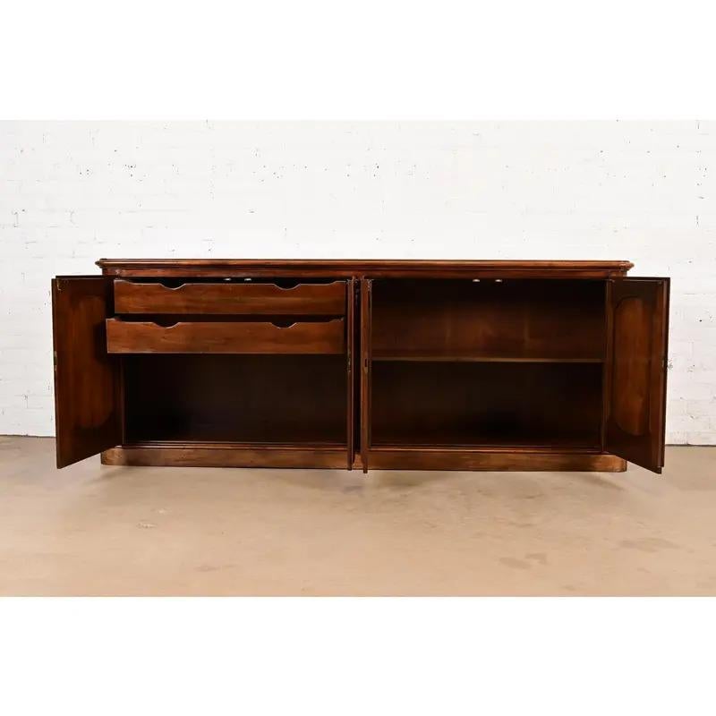 Ciliegio Credenza o mobile da bar Luigi XV di Baker Furniture, circa anni '60 in vendita