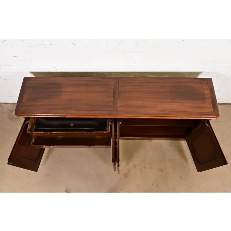 Credenza o mobile da bar Luigi XV di Baker Furniture, circa anni '60 in vendita 1