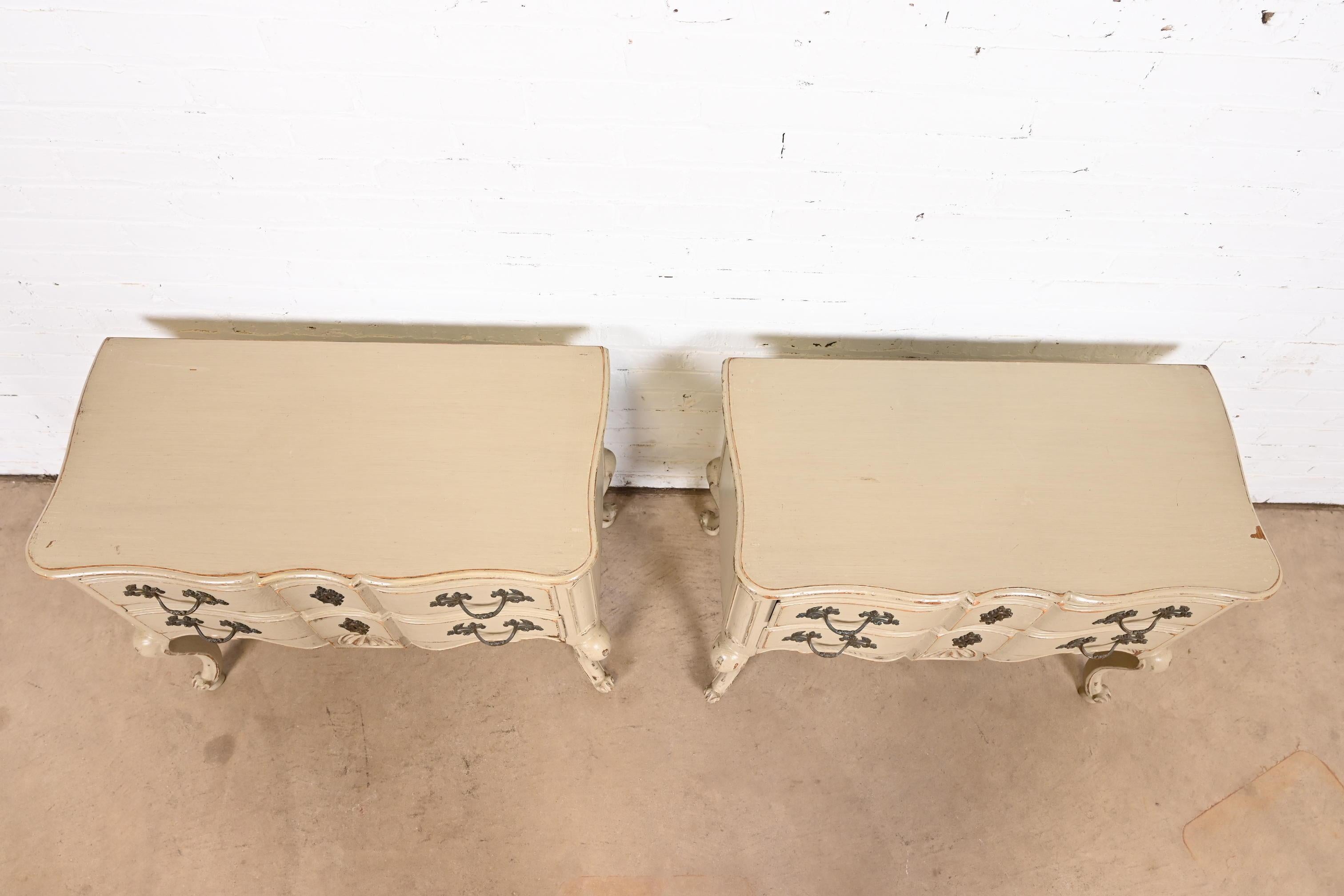 Baker Furniture - Commodes Luigi XV Dipinti in Taupe, Coppia in vendita 3