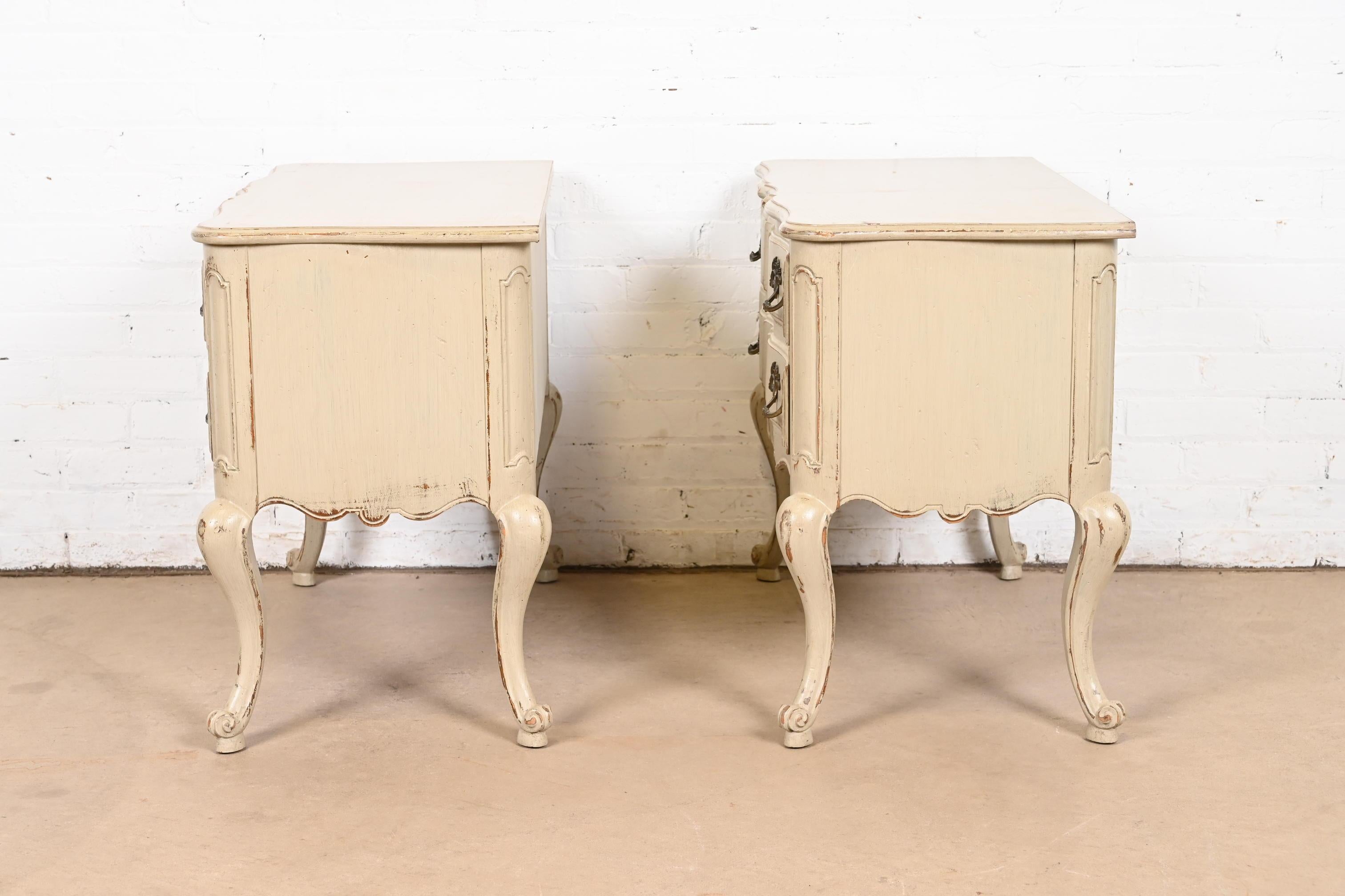 Baker Furniture - Commodes Luigi XV Dipinti in Taupe, Coppia in vendita 4