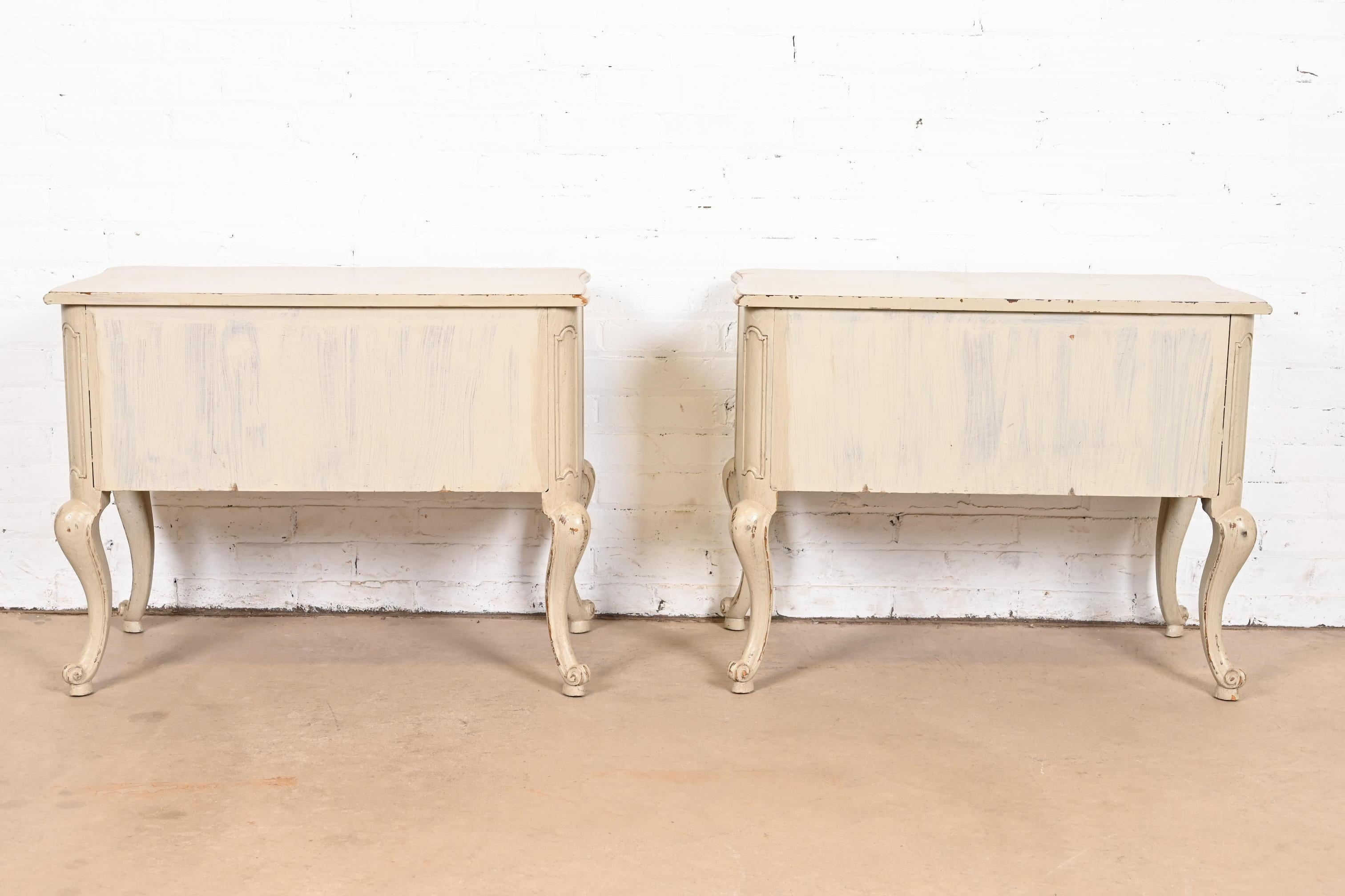 Baker Furniture - Commodes Luigi XV Dipinti in Taupe, Coppia in vendita 5