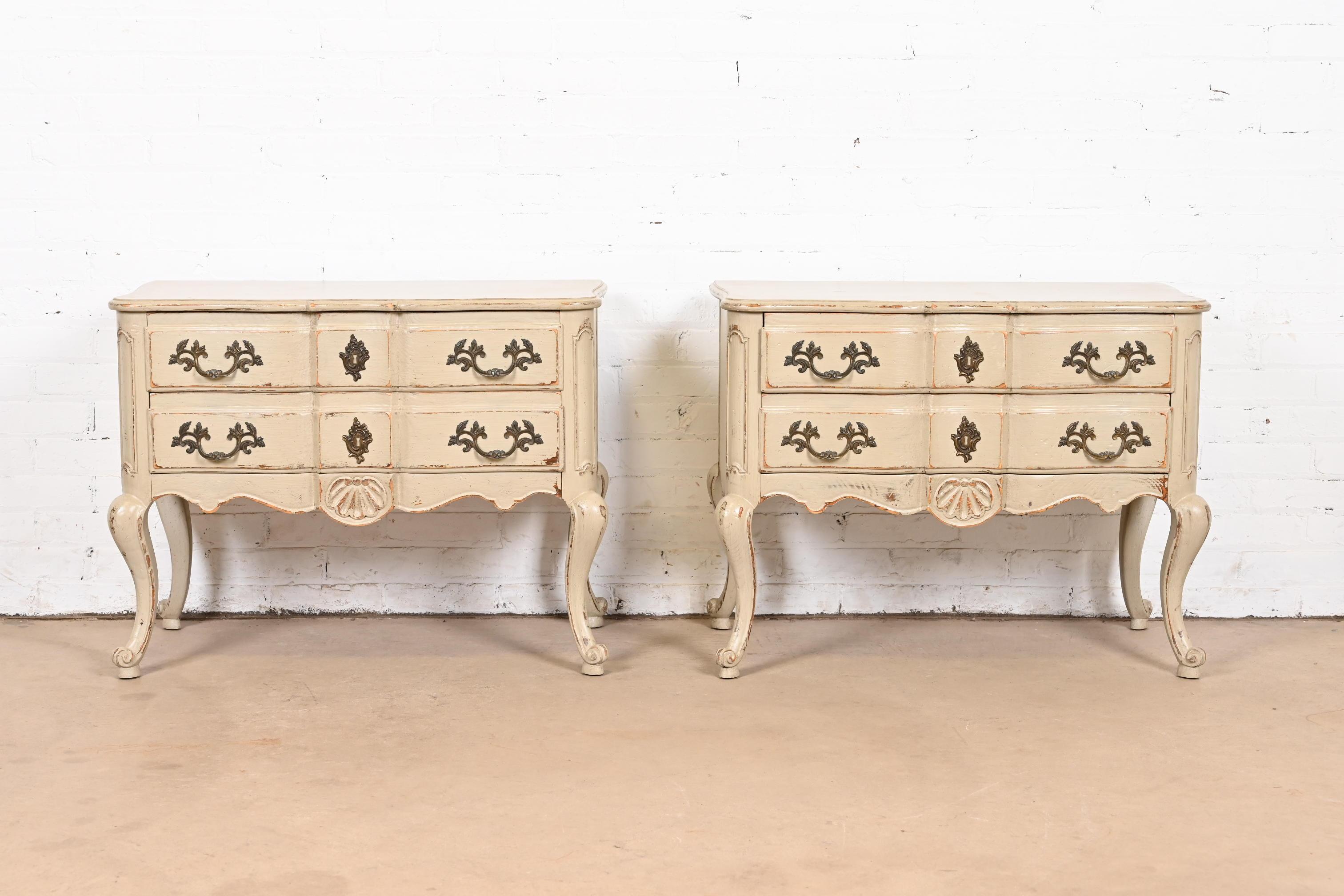 Una splendida coppia di comò, comodini o cassettiere in stile Luigi XV della Provincia francese

Da Baker Furniture

USA, circa anni '1960

Rovere intagliato e verniciato color tortora, con ferramenta originale in ottone.

Ciascuna misura: 32,5 