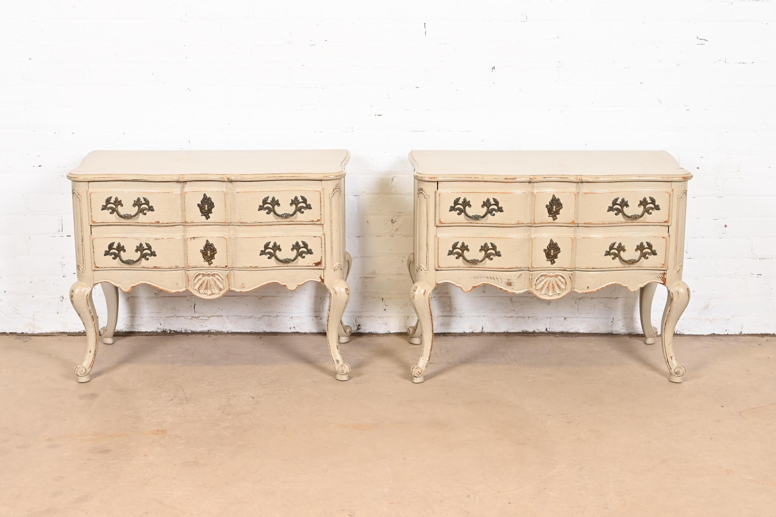 Stile provenzale Baker Furniture - Commodes Luigi XV Dipinti in Taupe, Coppia in vendita