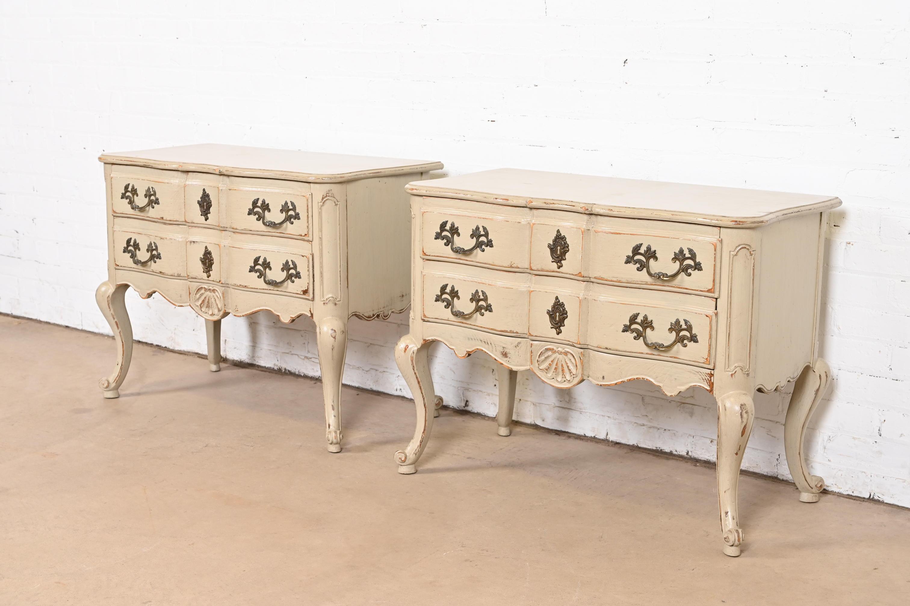 Americano Baker Furniture - Commodes Luigi XV Dipinti in Taupe, Coppia in vendita