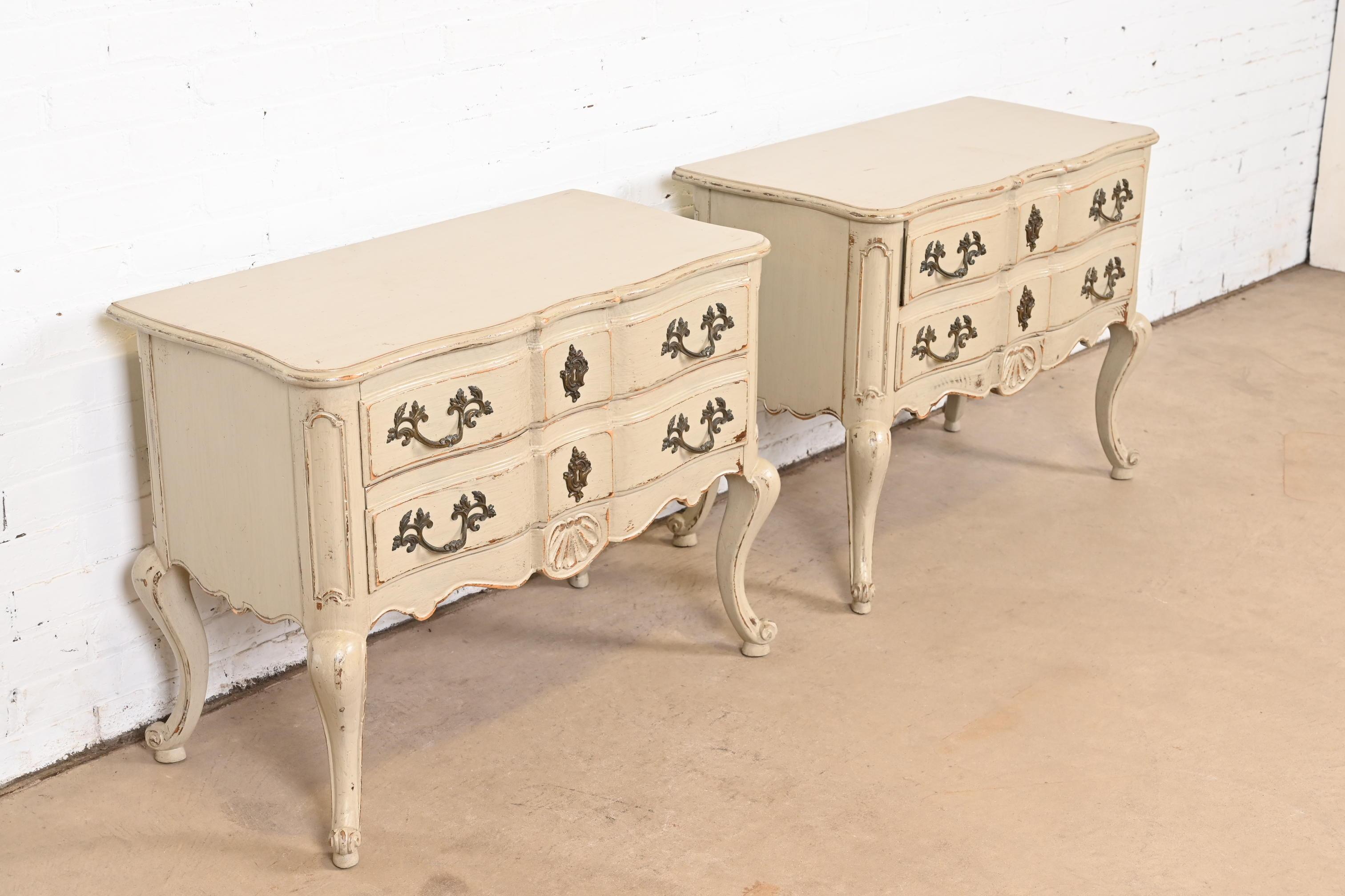 Baker Furniture - Commodes Luigi XV Dipinti in Taupe, Coppia In condizioni buone in vendita a South Bend, IN