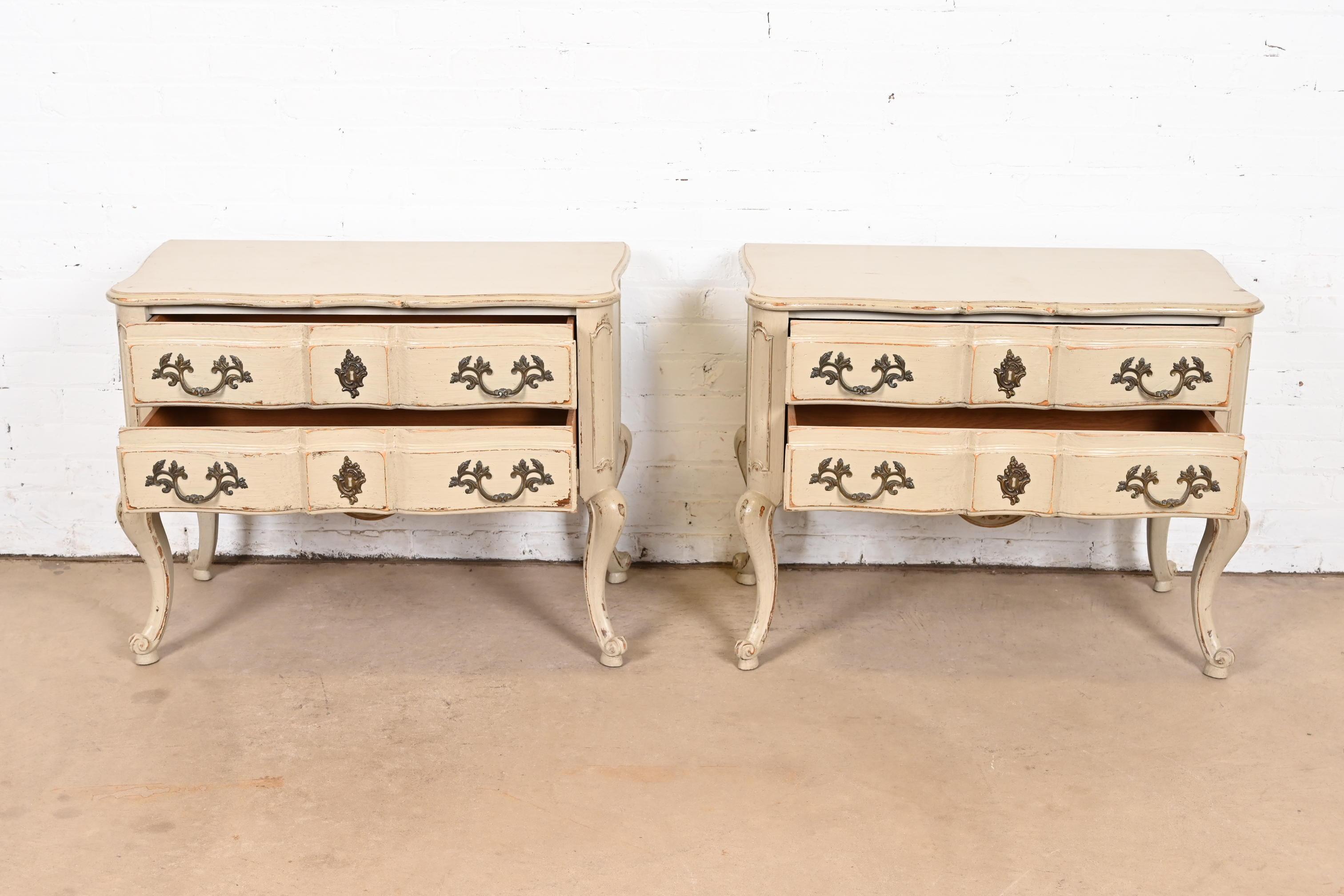 Metà XX secolo Baker Furniture - Commodes Luigi XV Dipinti in Taupe, Coppia in vendita