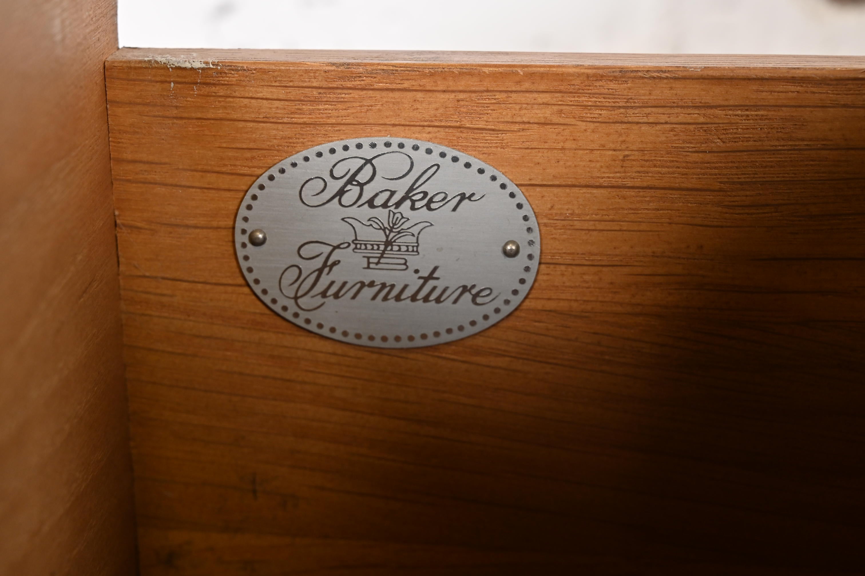 Baker Furniture - Commodes Luigi XV Dipinti in Taupe, Coppia in vendita 1