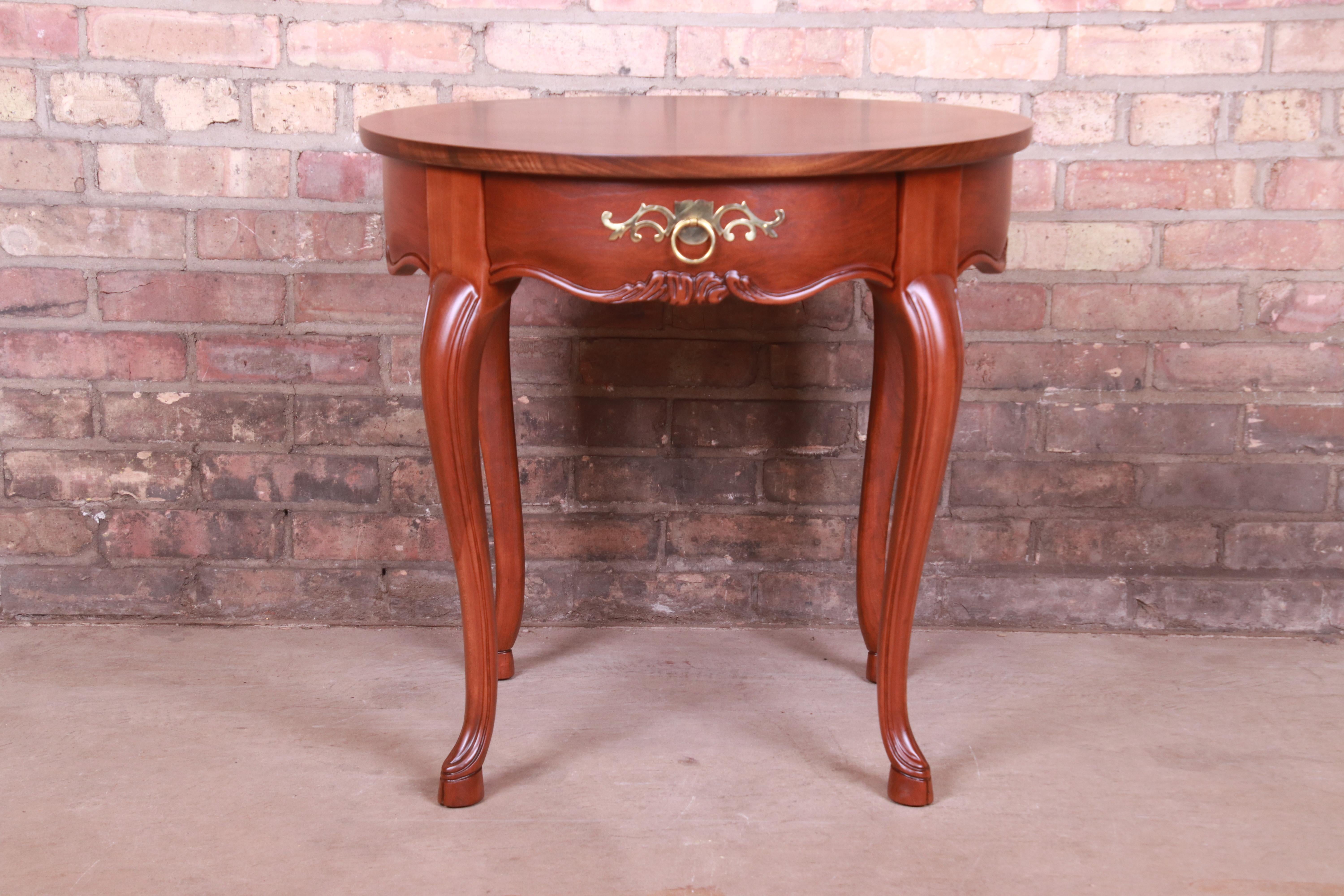 A gorgeous French Provincial Louis XV style occasional side table, nightstand, or tea table

By Baker Furniture

USA, Circa 1980s

Carved walnut, with burled walnut banding, and original brass hardware.

Measures: 25